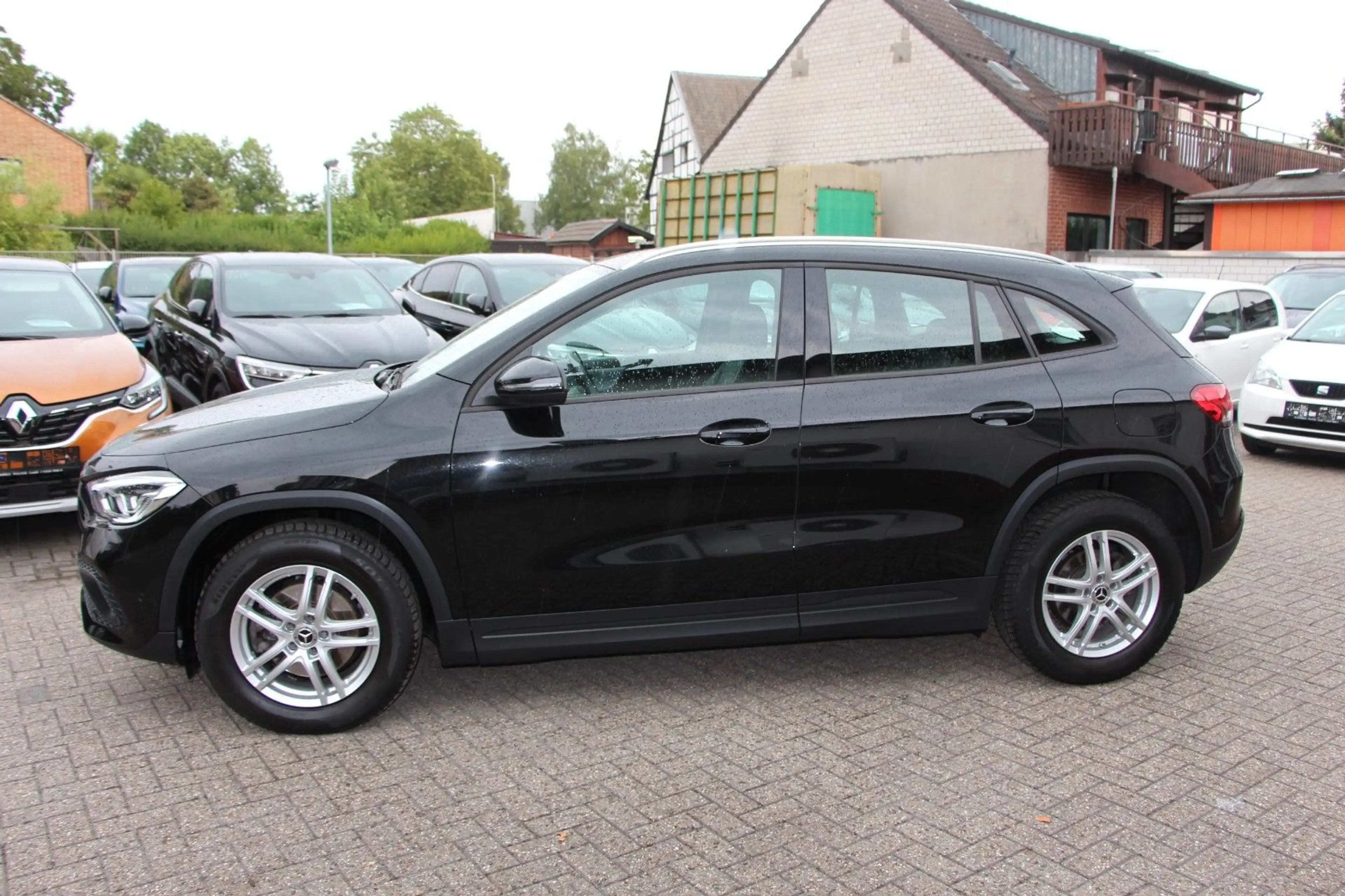 Mercedes-Benz GLA 180 D *NAVI*PDC*AHK — photo 4