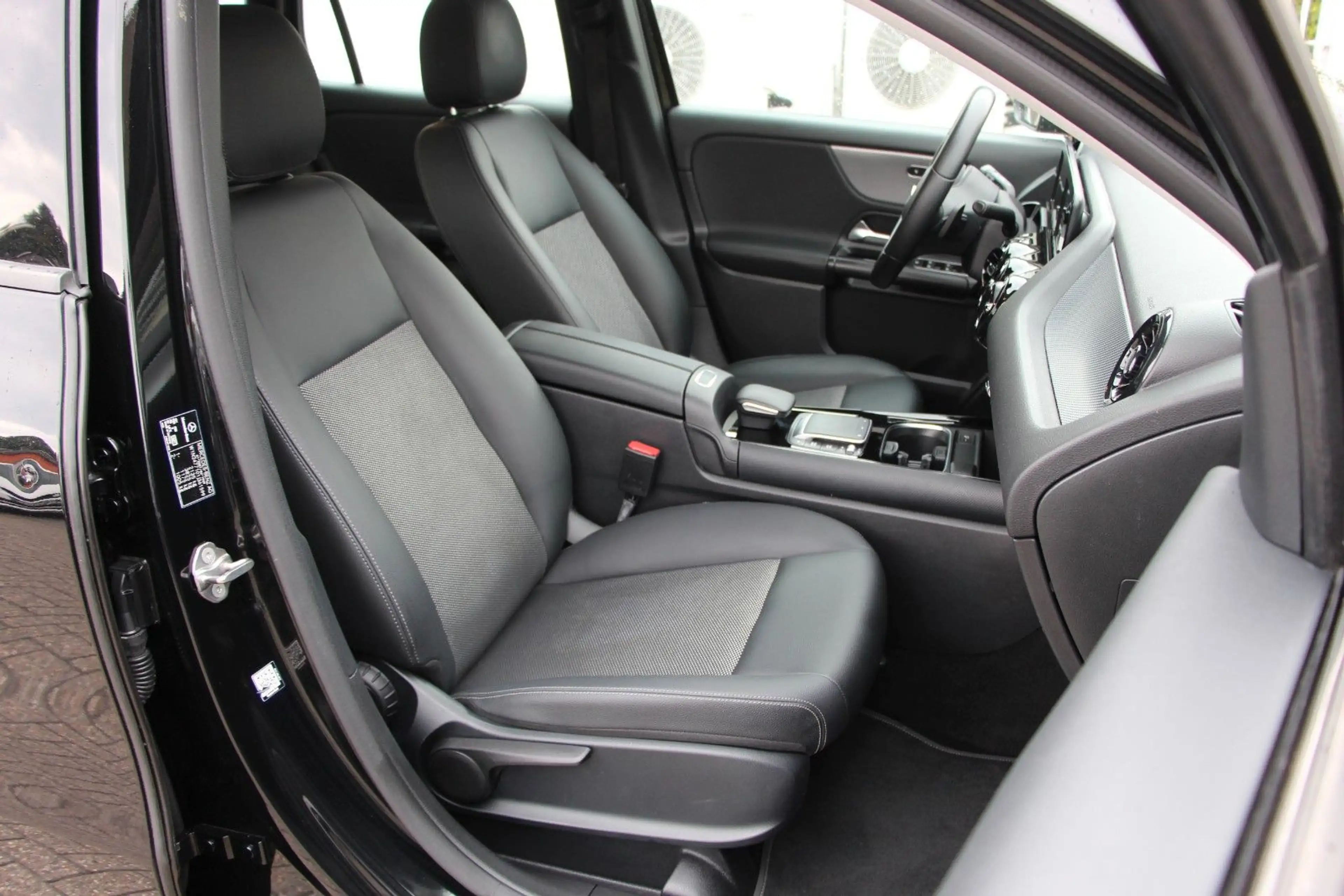 Mercedes-Benz GLA 180 D *NAVI*PDC*AHK — photo 15