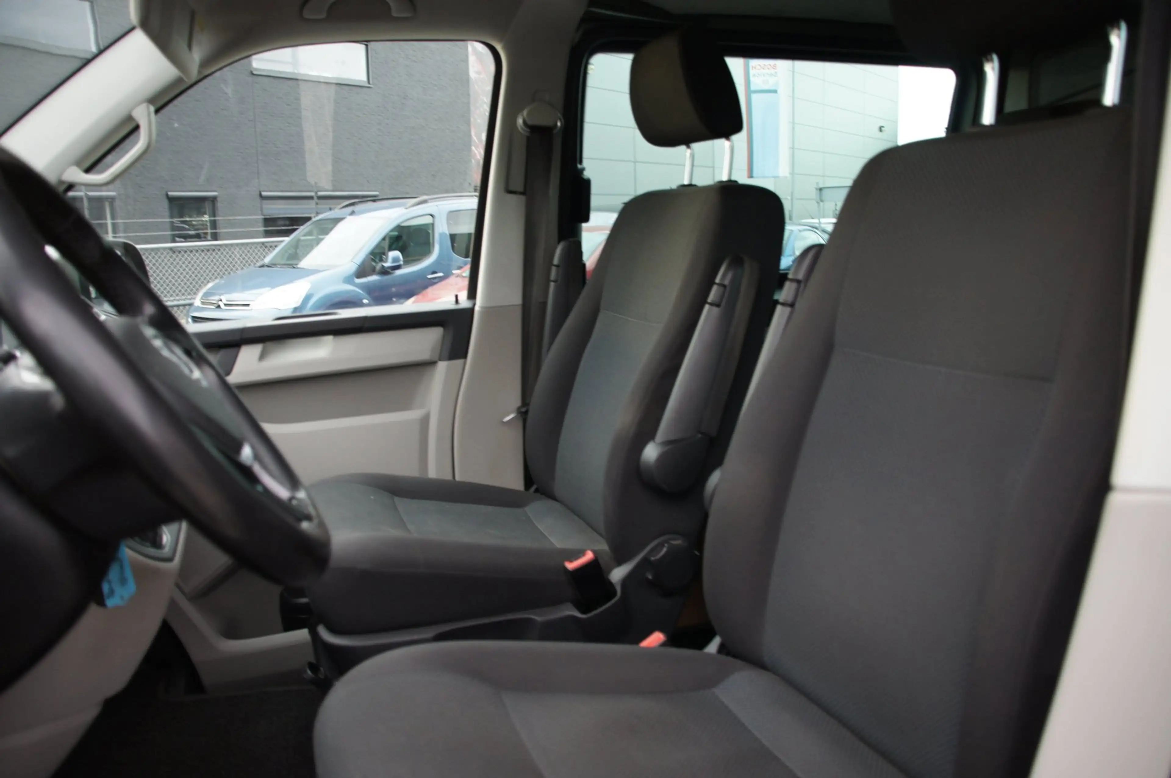 Volkswagen Transporter 2.0 TDI L2H1 DC Highline — photo 8