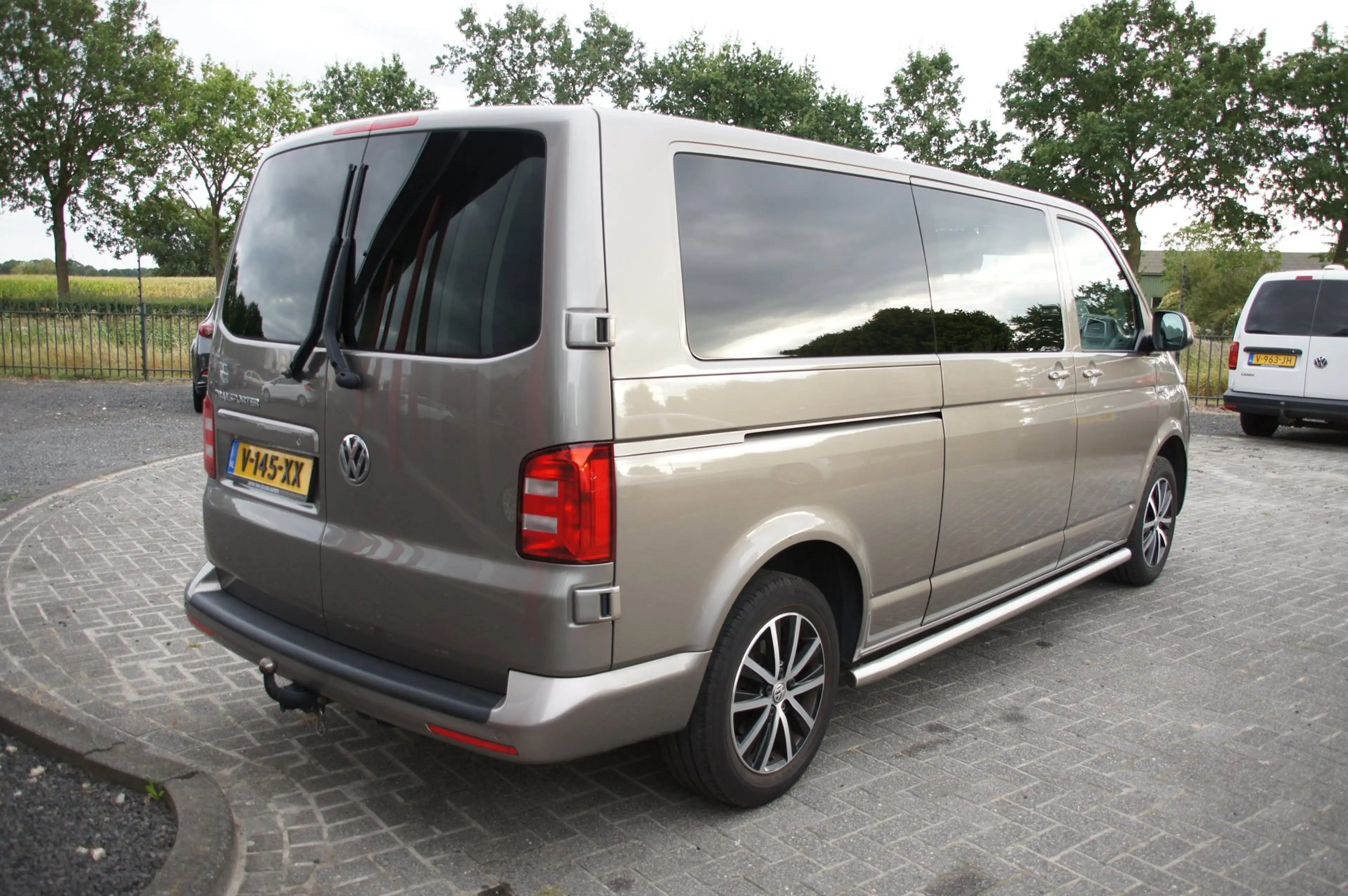 Volkswagen Transporter 2.0 TDI L2H1 DC Highline — photo 11