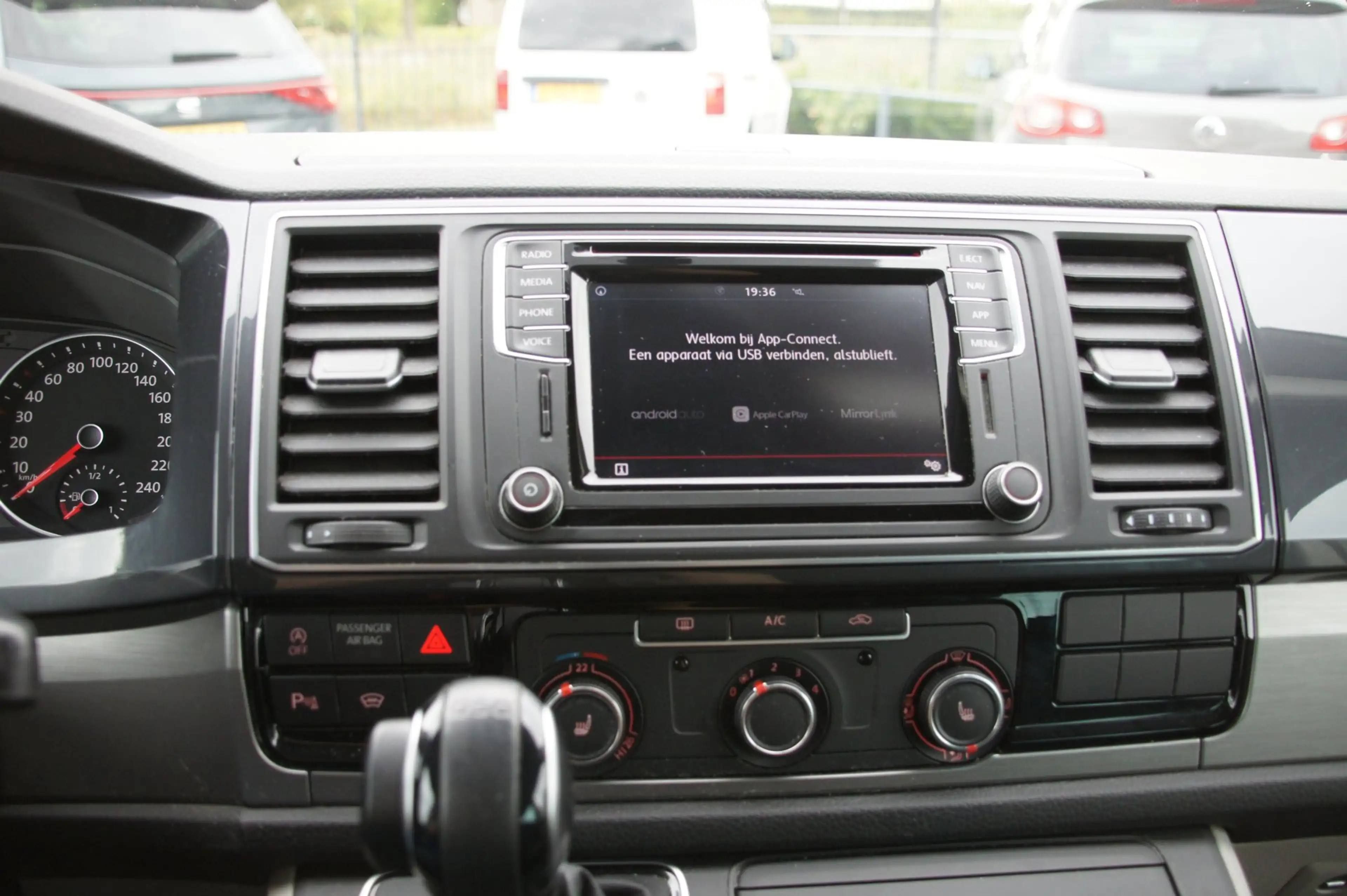 Volkswagen Transporter 2.0 TDI L2H1 DC Highline — photo 7
