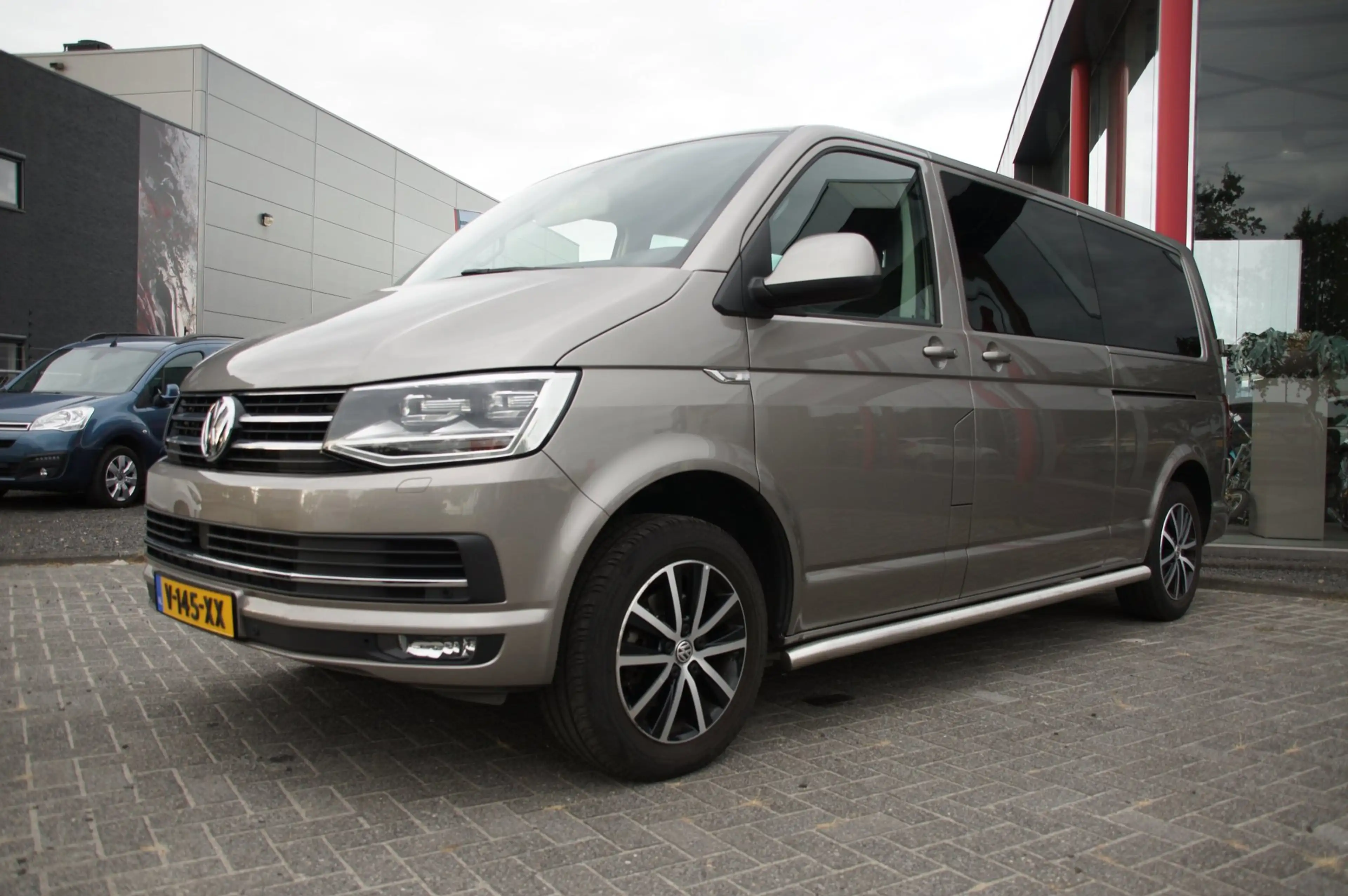 Volkswagen Transporter 2.0 TDI L2H1 DC Highline — photo 12