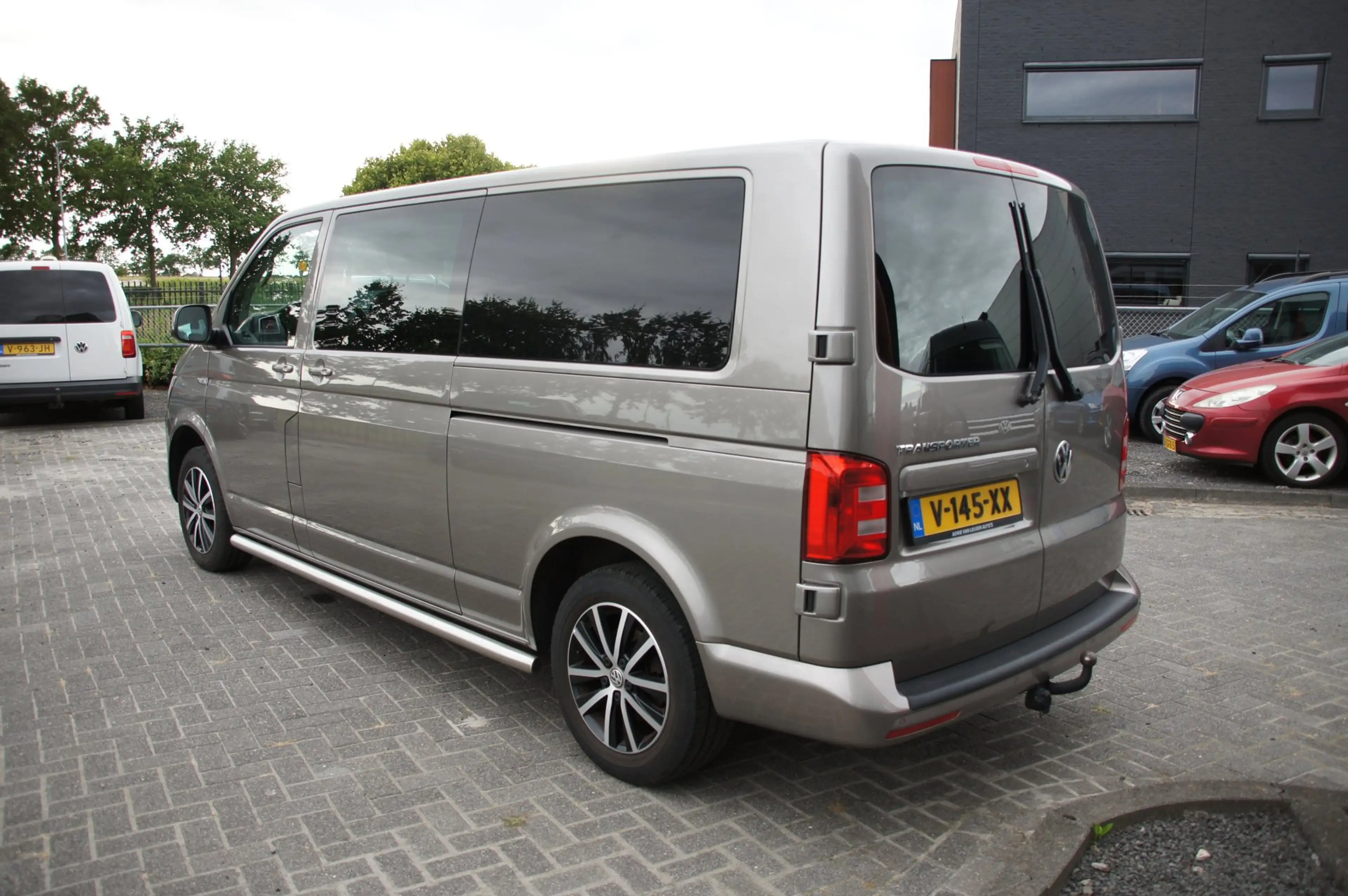 Volkswagen Transporter 2.0 TDI L2H1 DC Highline — photo 13