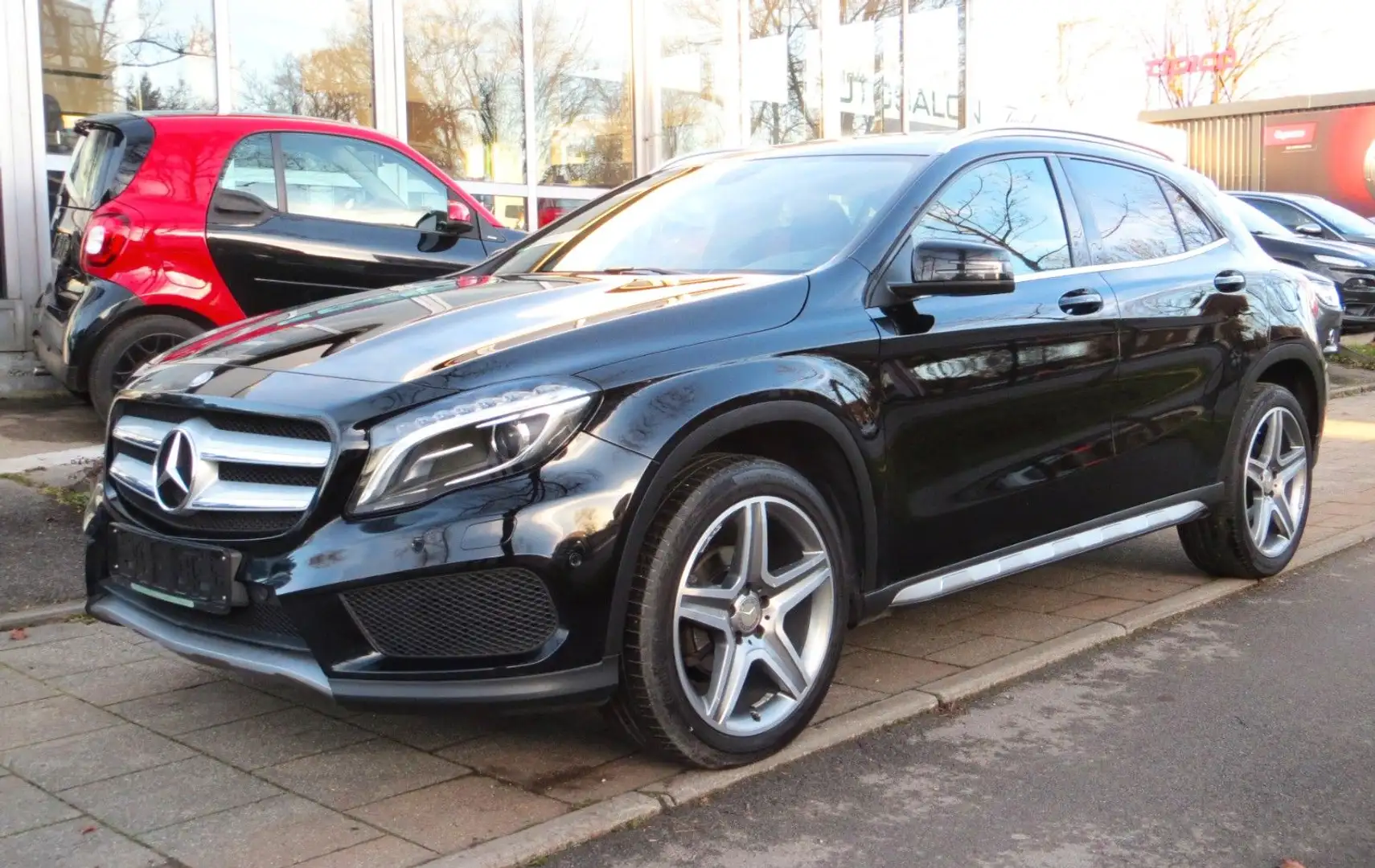 Mercedes-Benz GLA 200 AMG Line* 19" Alu*Navi*Automatik*Xenon* Schwarz - 1