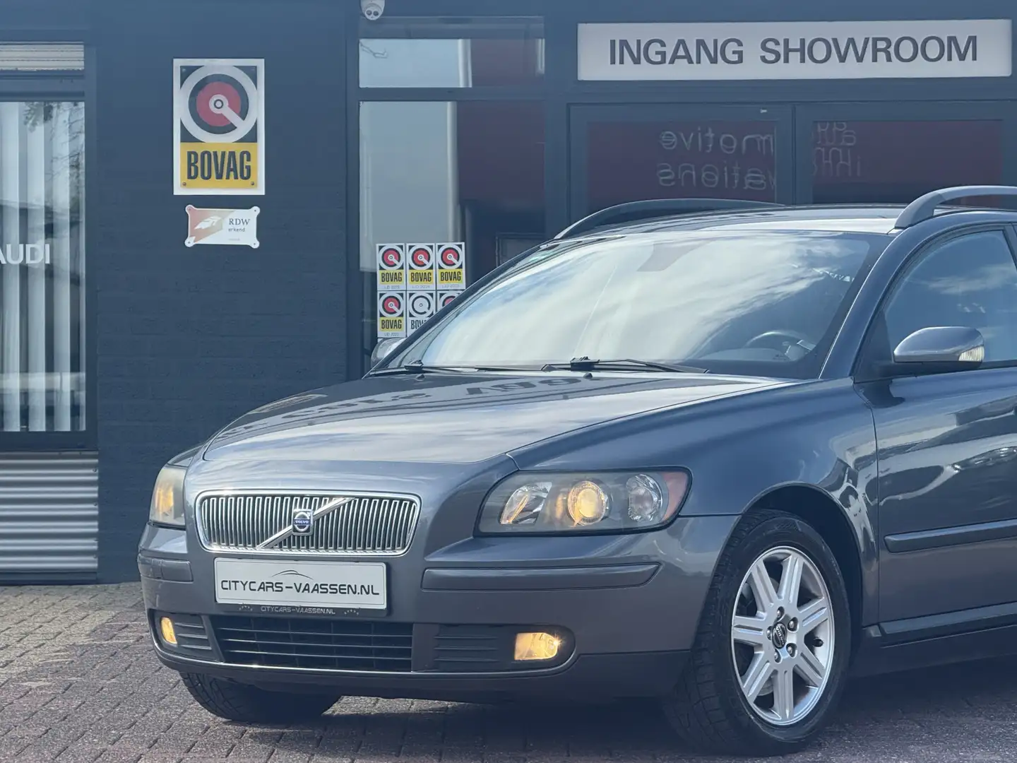 Volvo V50 2.4 Momentum 141 pk youngtimer climate ctr cruise Gris - 2