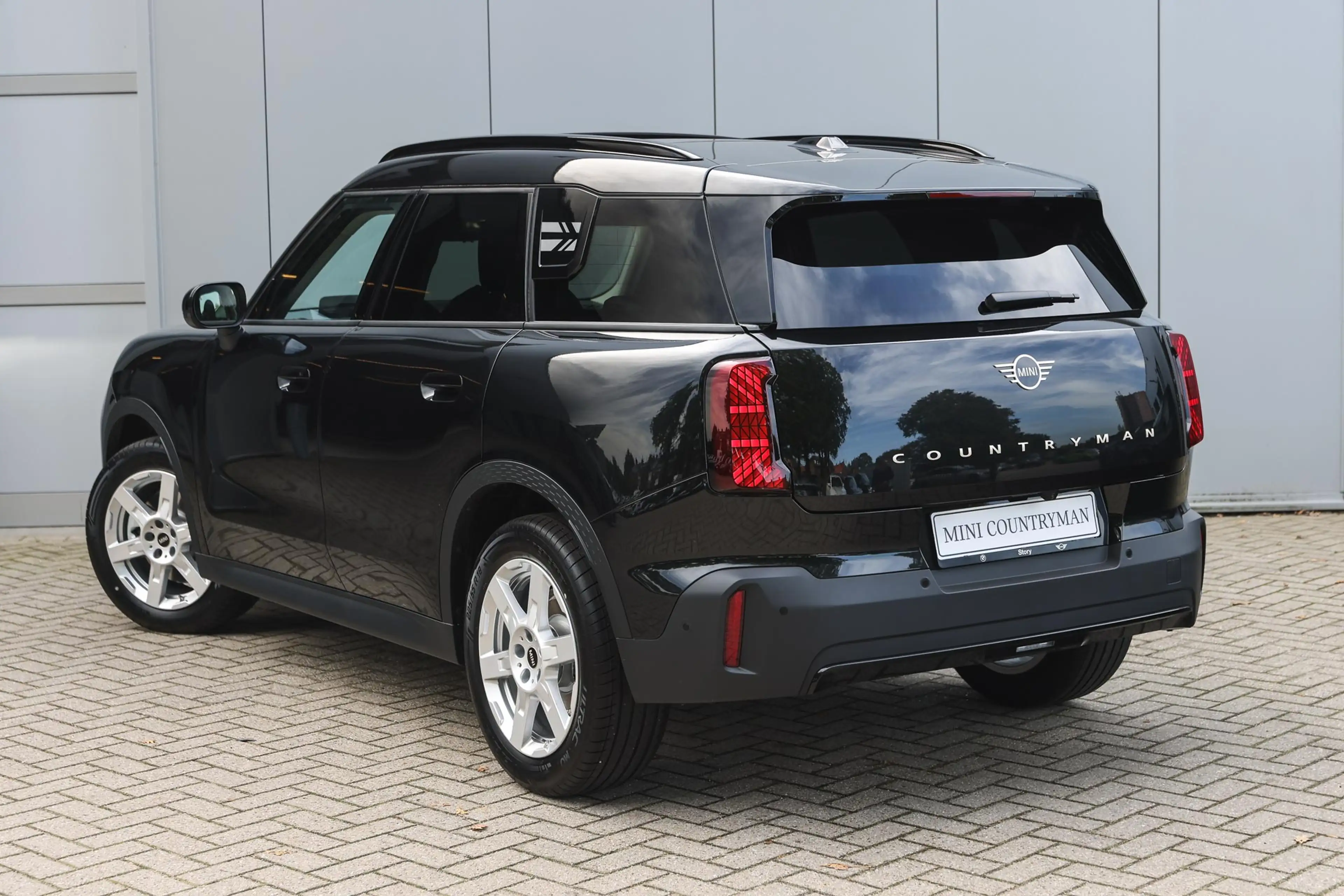 MINI Countryman C Automaat / Classic / Pakket M Plus / 18" Asteroid — photo 2