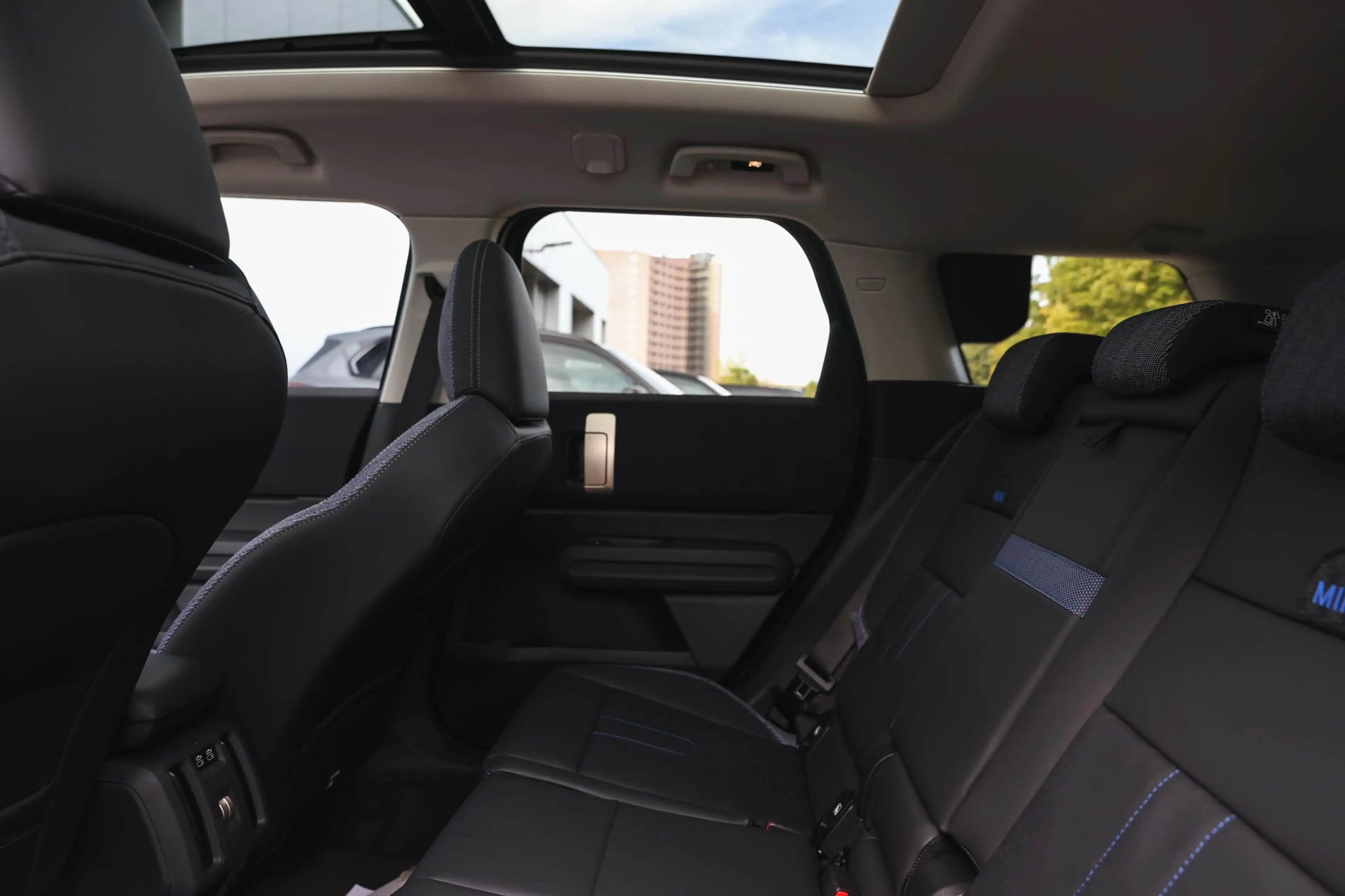 MINI Countryman C Automaat / Classic / Pakket M Plus / 18" Asteroid — photo 11