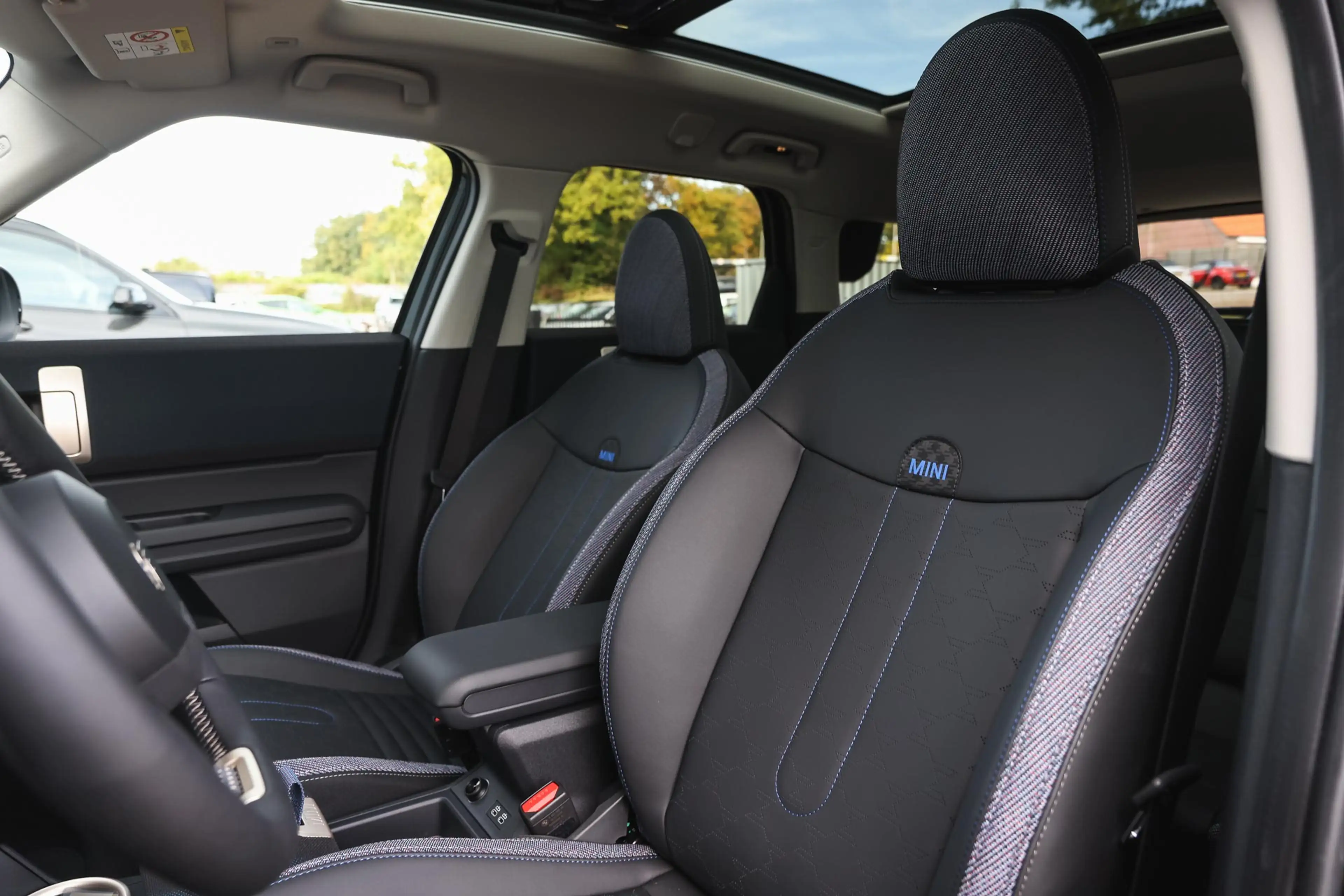 MINI Countryman C Automaat / Classic / Pakket M Plus / 18" Asteroid — photo 12