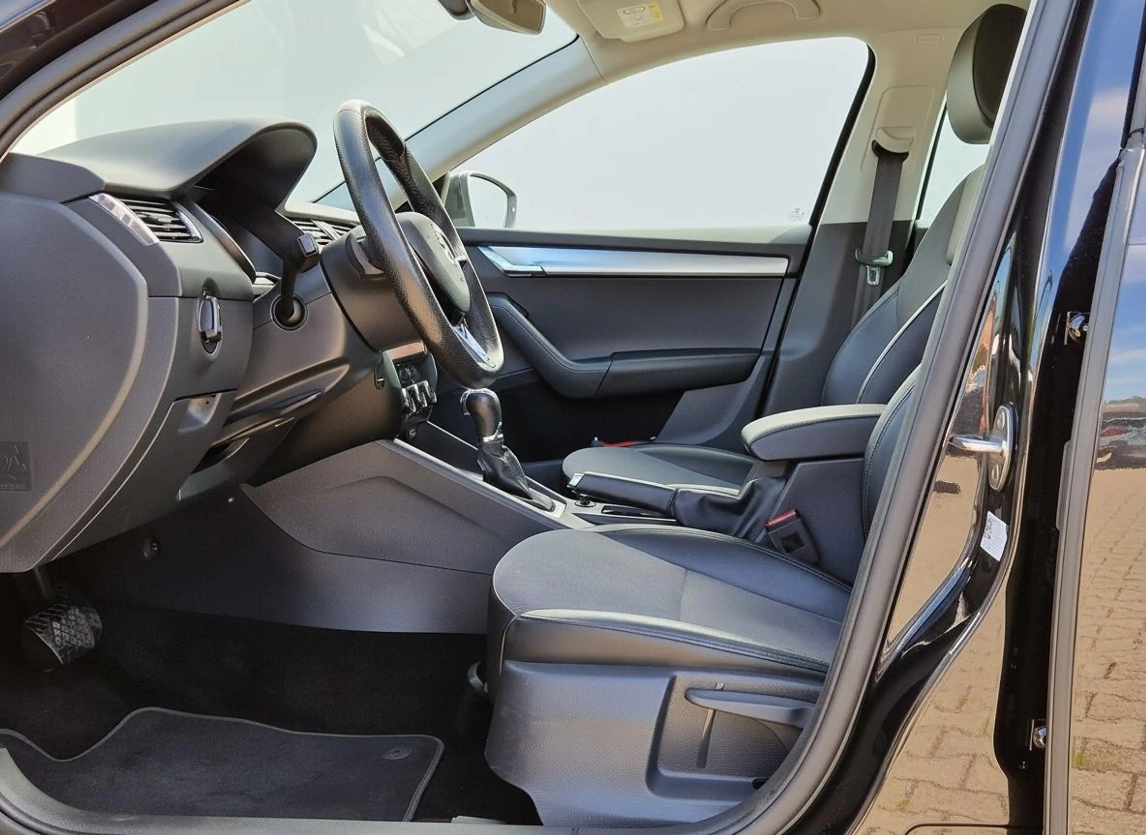Skoda Octavia Combi 1.5 TSI Business Edition TREKHAAK PDC CARPLA — photo 5