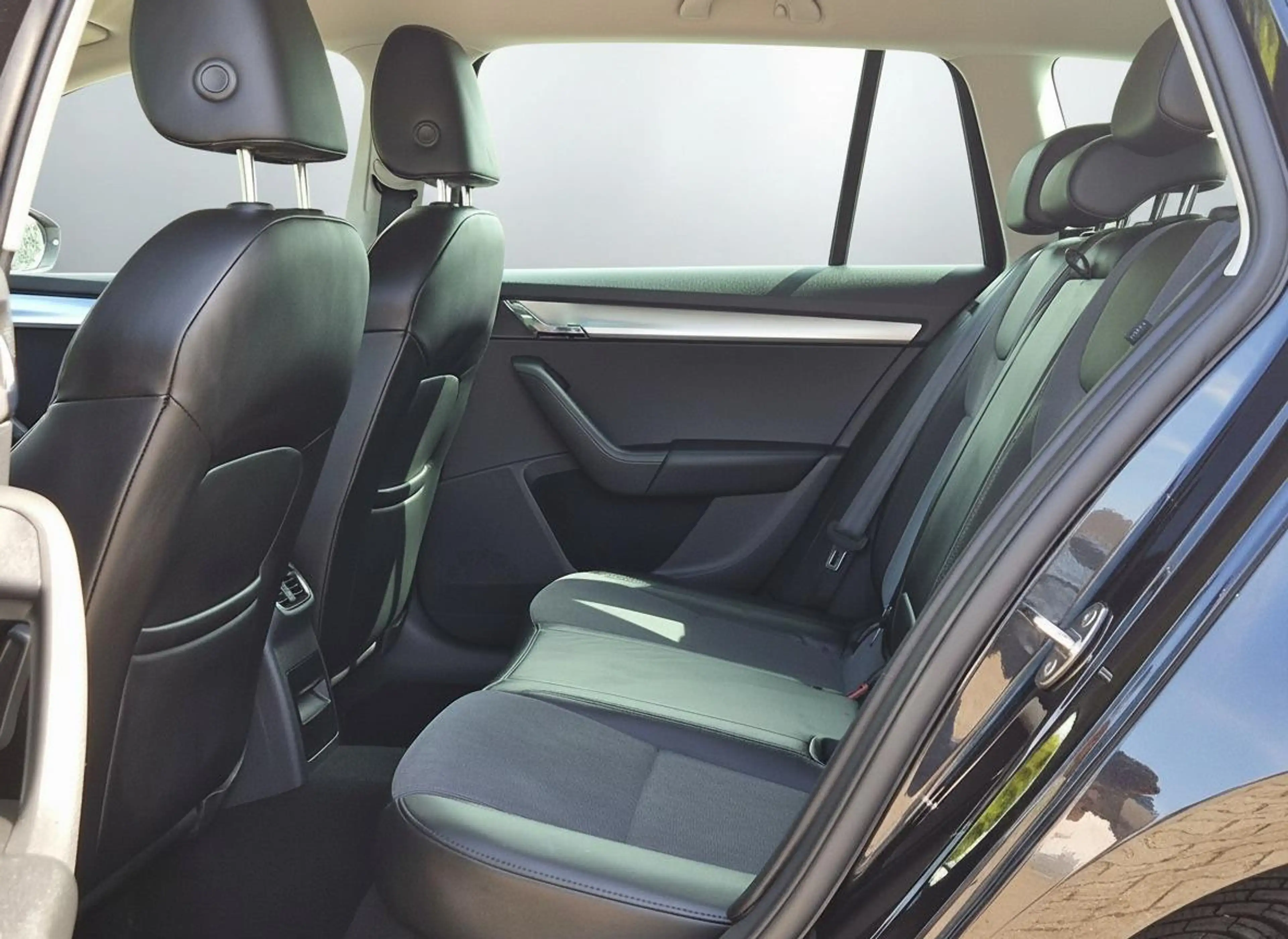 Skoda Octavia Combi 1.5 TSI Business Edition TREKHAAK PDC CARPLA — photo 6
