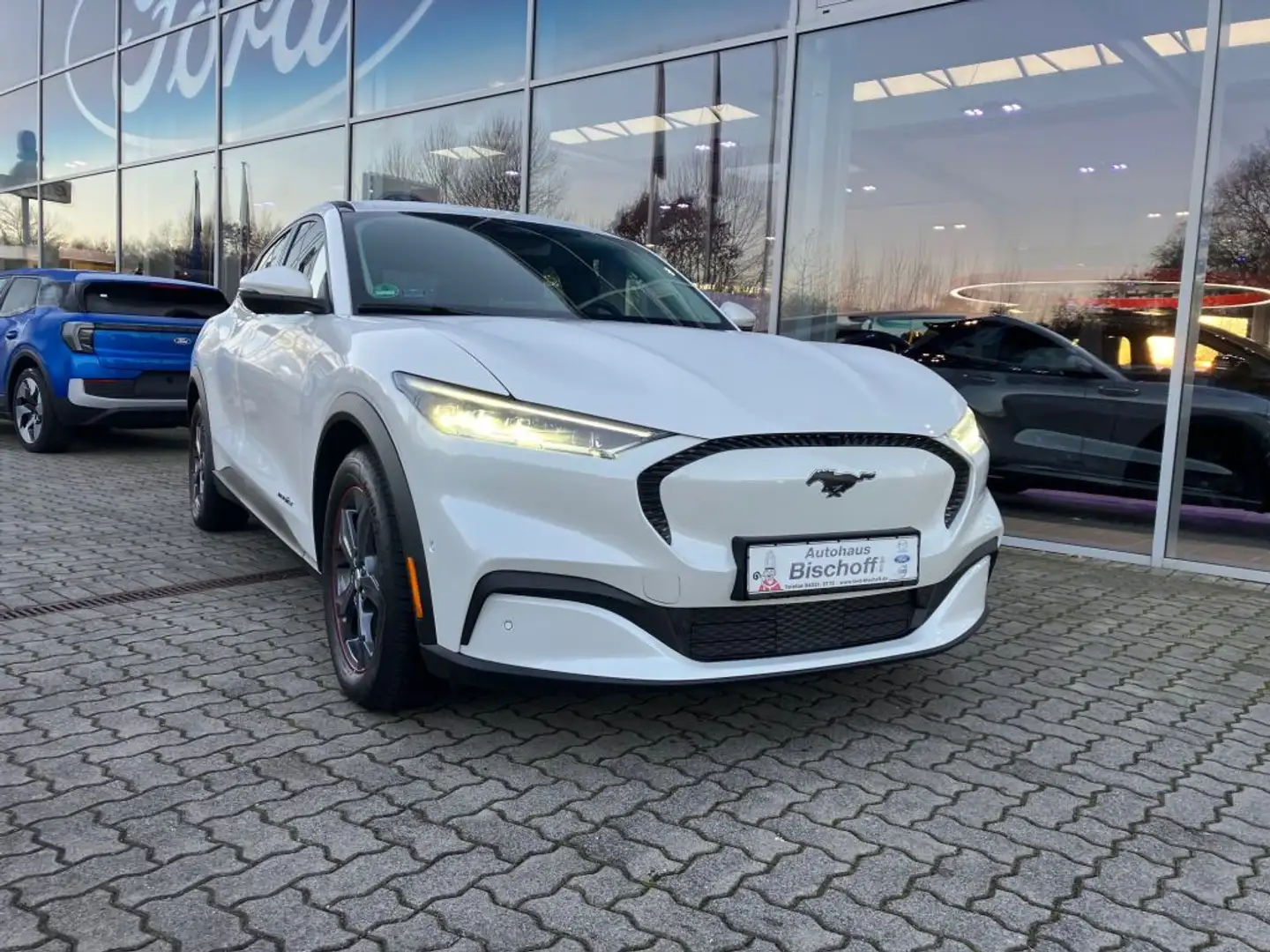 Ford Mustang Mach-E Weiß - 2
