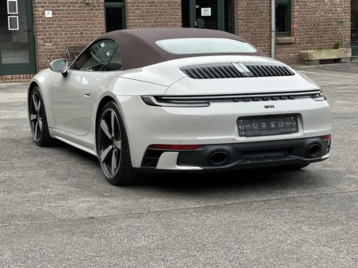 Porsche 992 911 Carrera Cabriolet SPORTDESIGN-SPORTABGAS*INNOD Grijs - 1