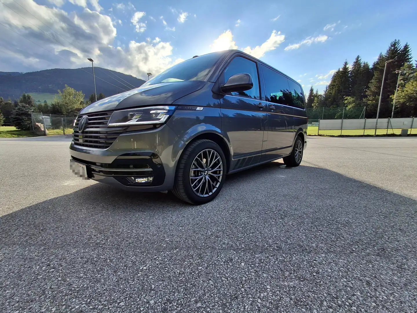 Volkswagen T6.1 Multivan 2.0 TDI 4 Motion Cruise Grau - 1