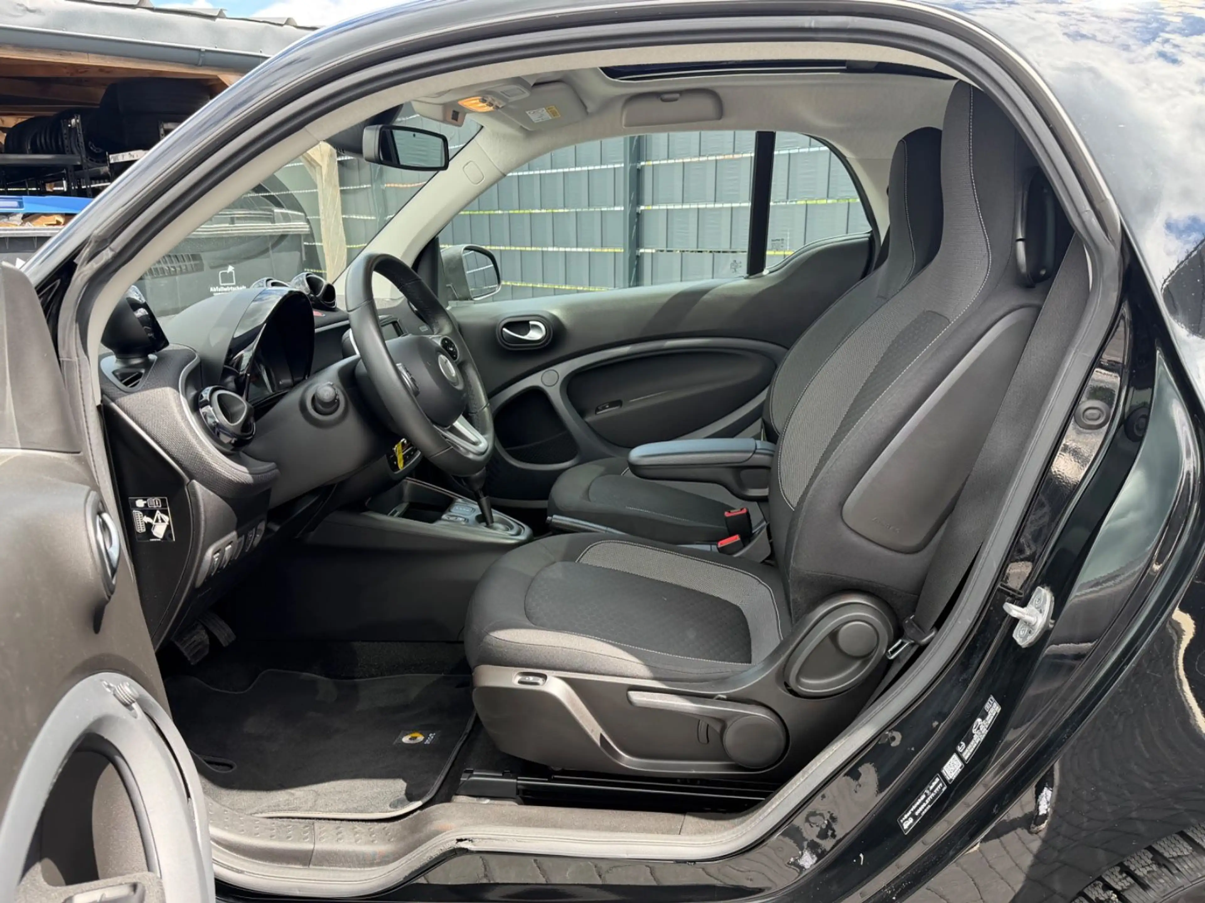 smart forTwo Coupé EQ*PANO*22KW*CAM*LED*SHZ*CARPLAY* — photo 9
