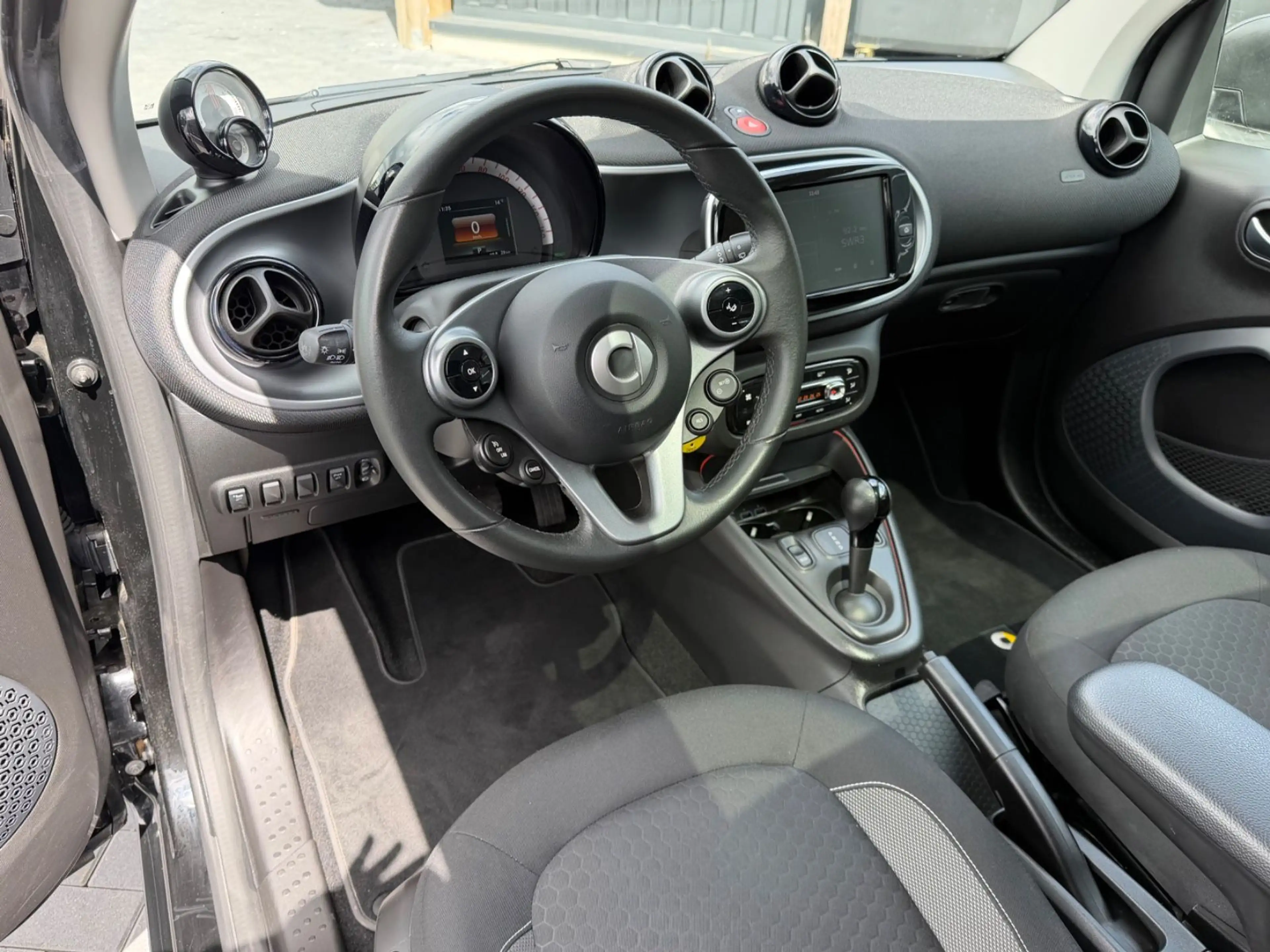smart forTwo Coupé EQ*PANO*22KW*CAM*LED*SHZ*CARPLAY* — photo 10