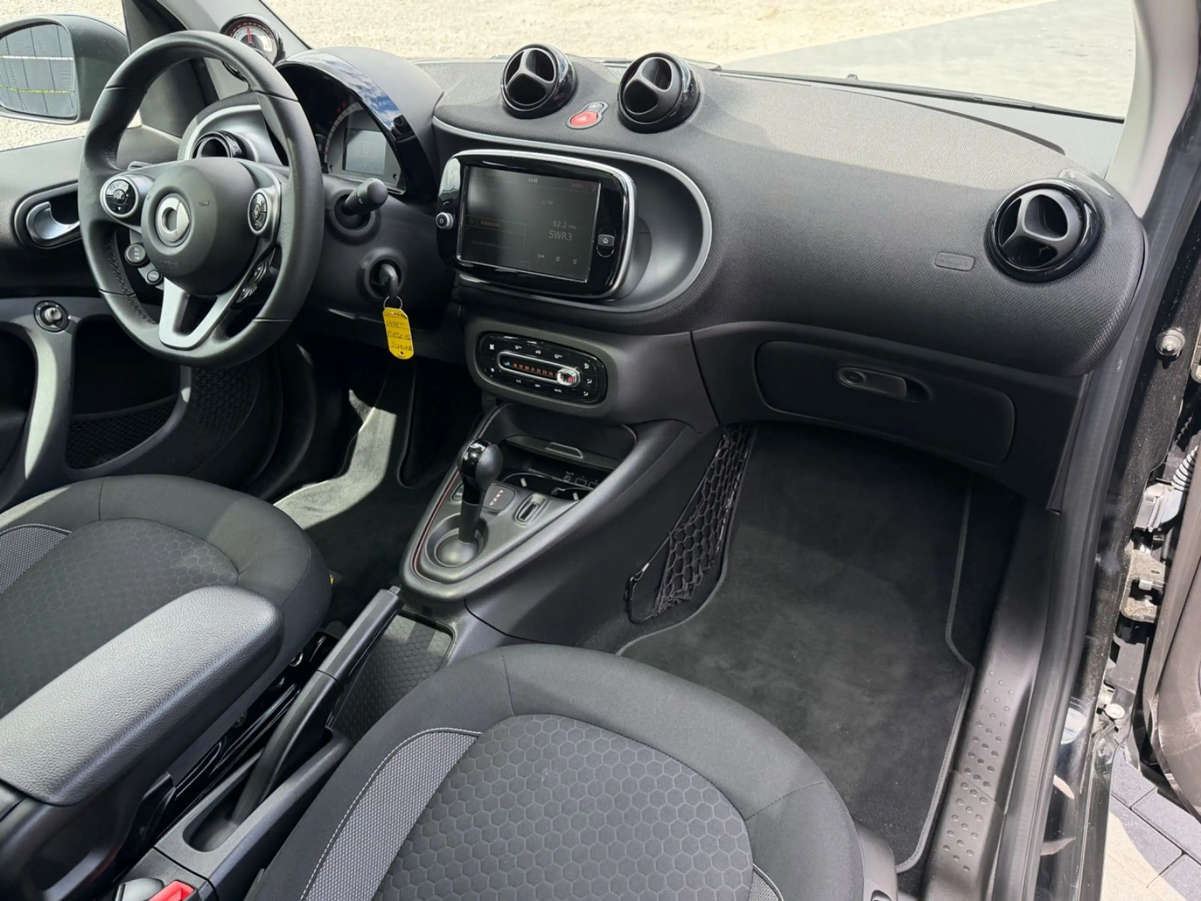 smart forTwo Coupé EQ*PANO*22KW*CAM*LED*SHZ*CARPLAY* — photo 12