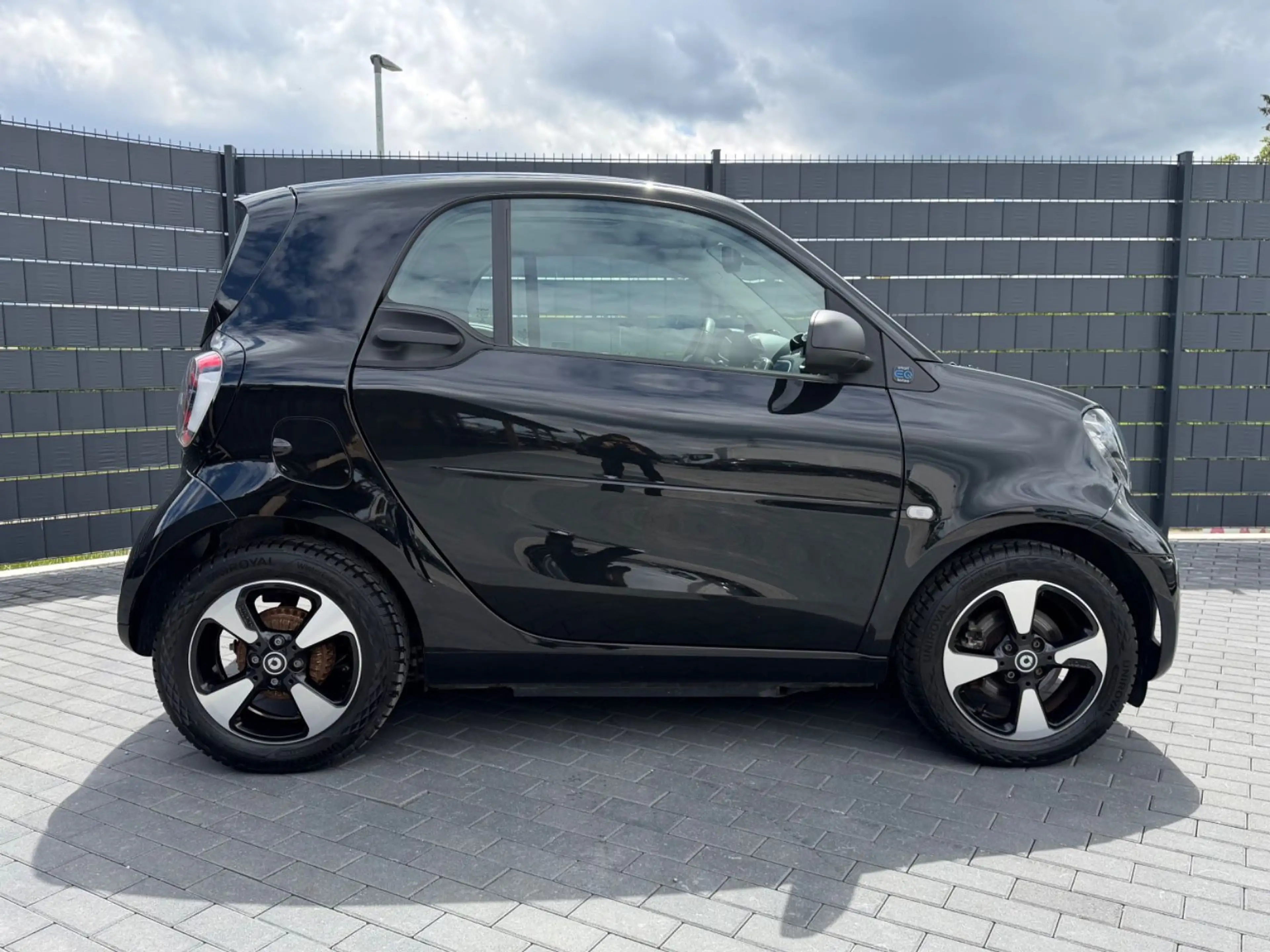 smart forTwo Coupé EQ*PANO*22KW*CAM*LED*SHZ*CARPLAY* — photo 4