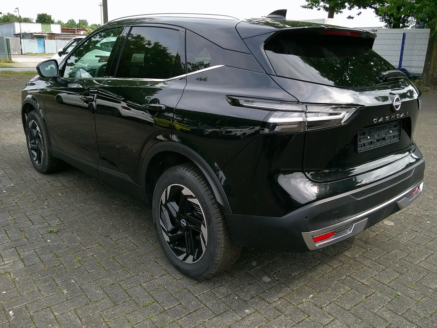 Nissan Qashqai 1,3 DIG-T MHEV Xtronic N-Conn 4x2 Winter Komfort Schwarz - 2