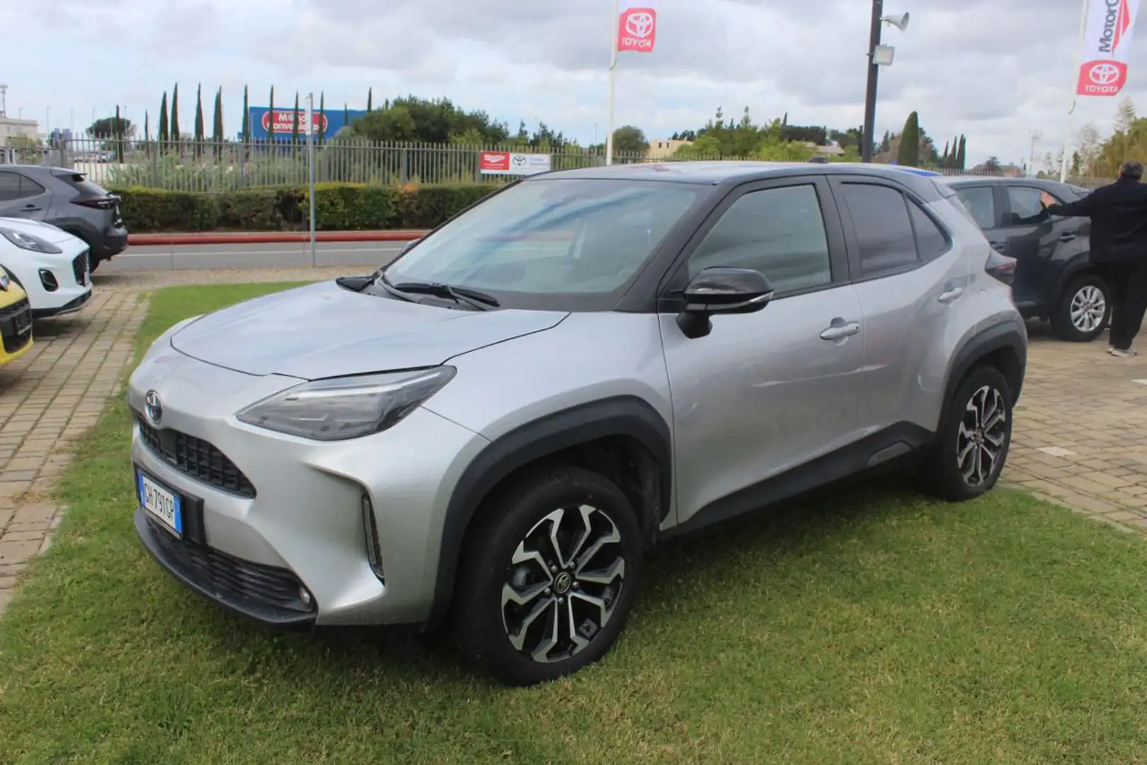 Toyota Yaris Cross 1.5 Hybrid 5p. E-CVT AWD-i Trend Grigio - 1