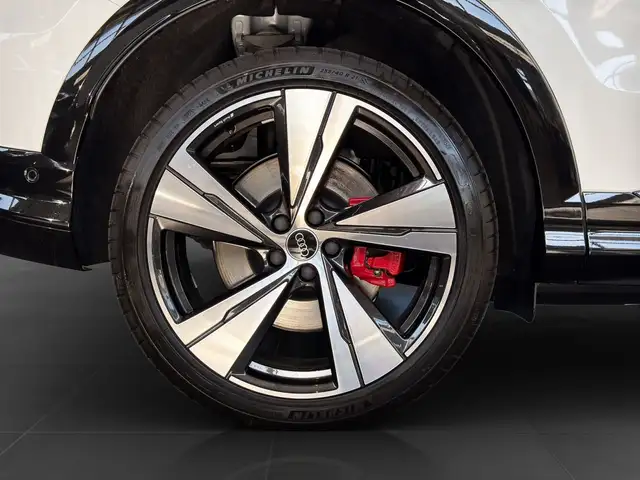 Audi Q5 view 7