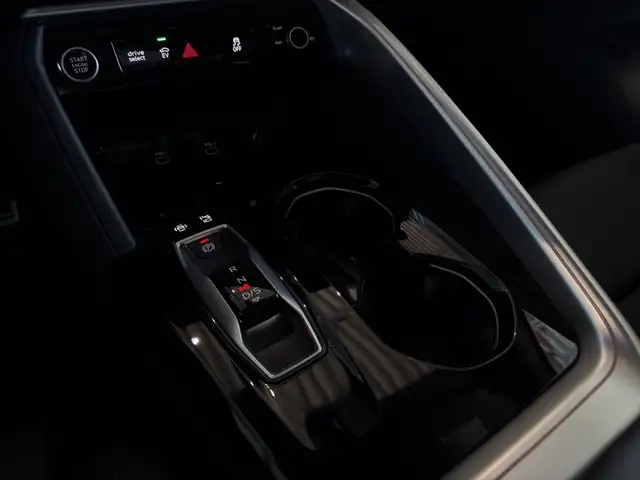 Audi Q5 view 11