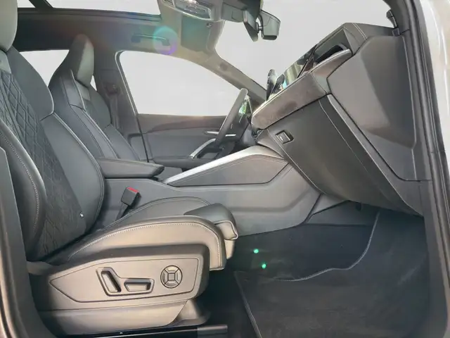 Audi Q5 view 4
