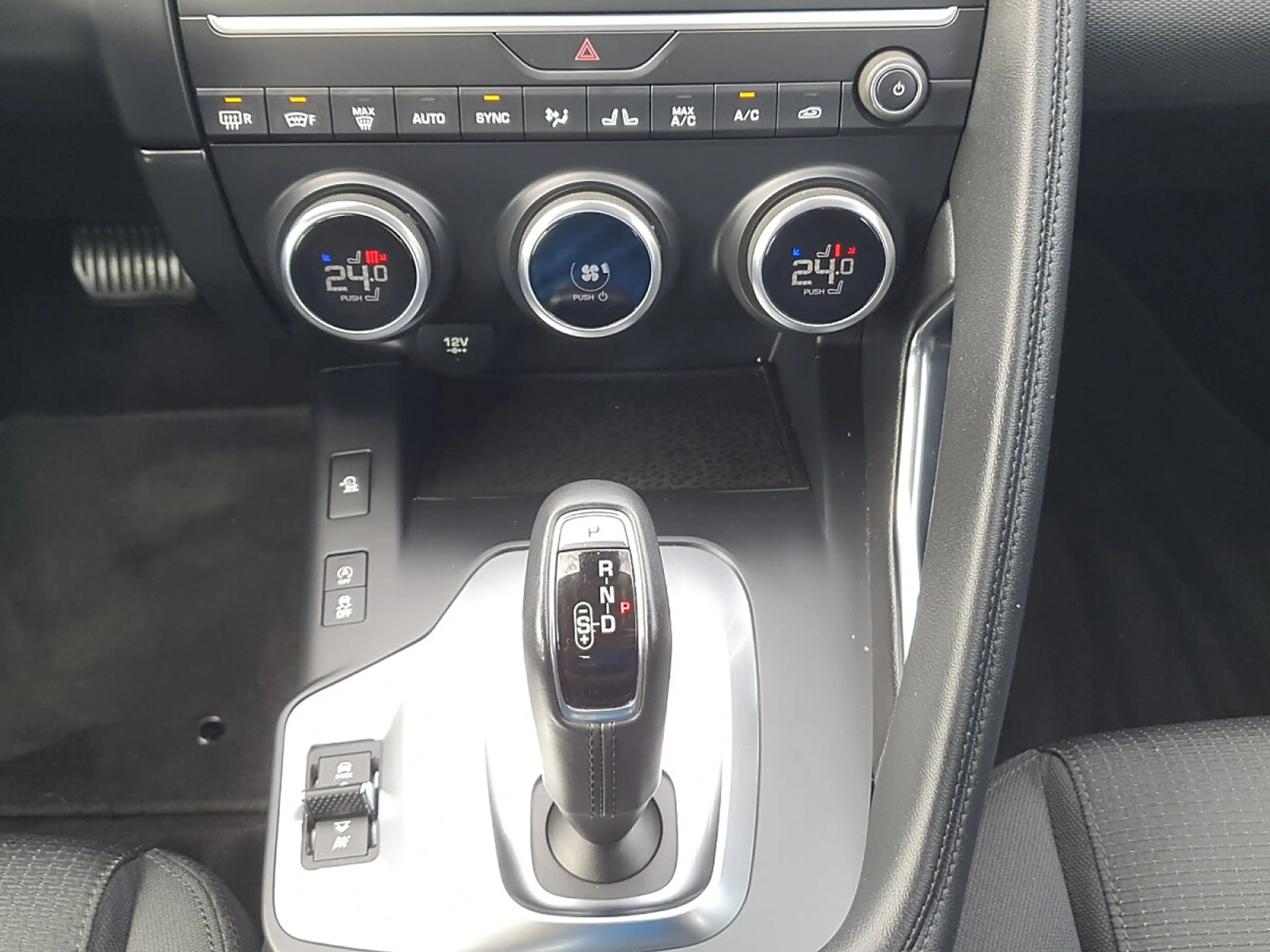 Jaguar E-Pace 2.0I4 P200 AWD Aut. — photo 11