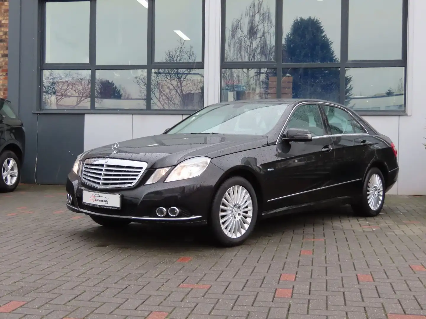 Mercedes-Benz E 200 CGI BlueEFFICIENCY Elegance Noir - 2