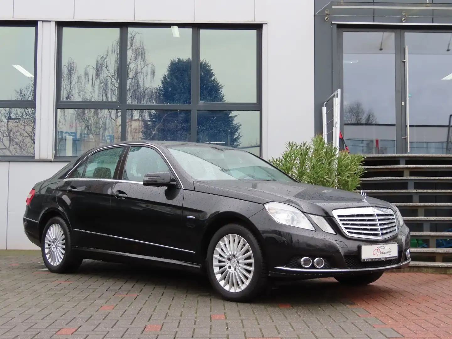 Mercedes-Benz E 200 CGI BlueEFFICIENCY Elegance Noir - 1