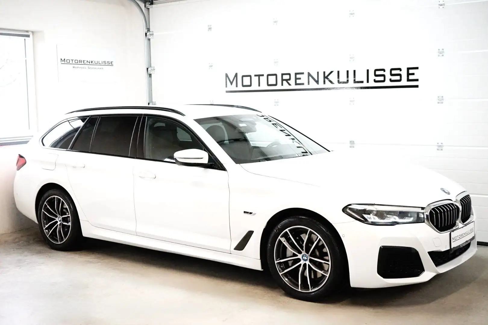 BMW 530 e xDrive Touring M Sport - Driving Ass. Pro - 360 Weiß - 1