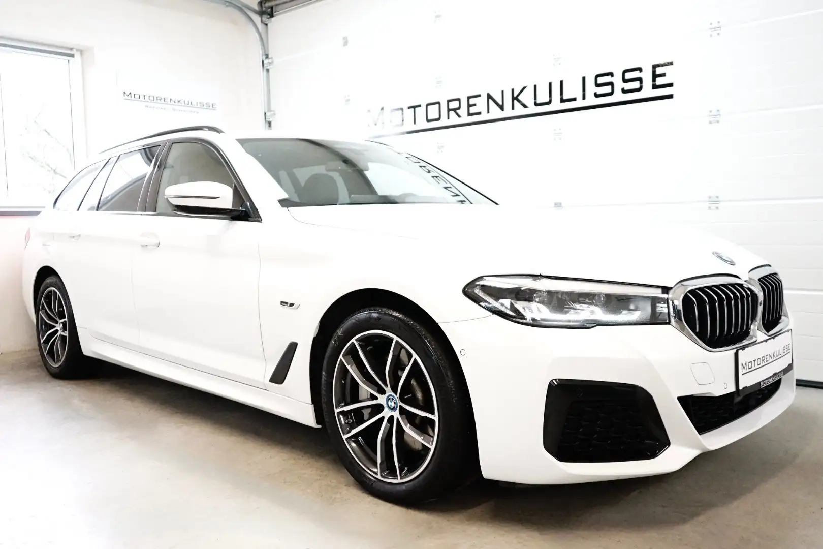 BMW 530 e xDrive Touring M Sport - Driving Ass. Pro - 360 Weiß - 2