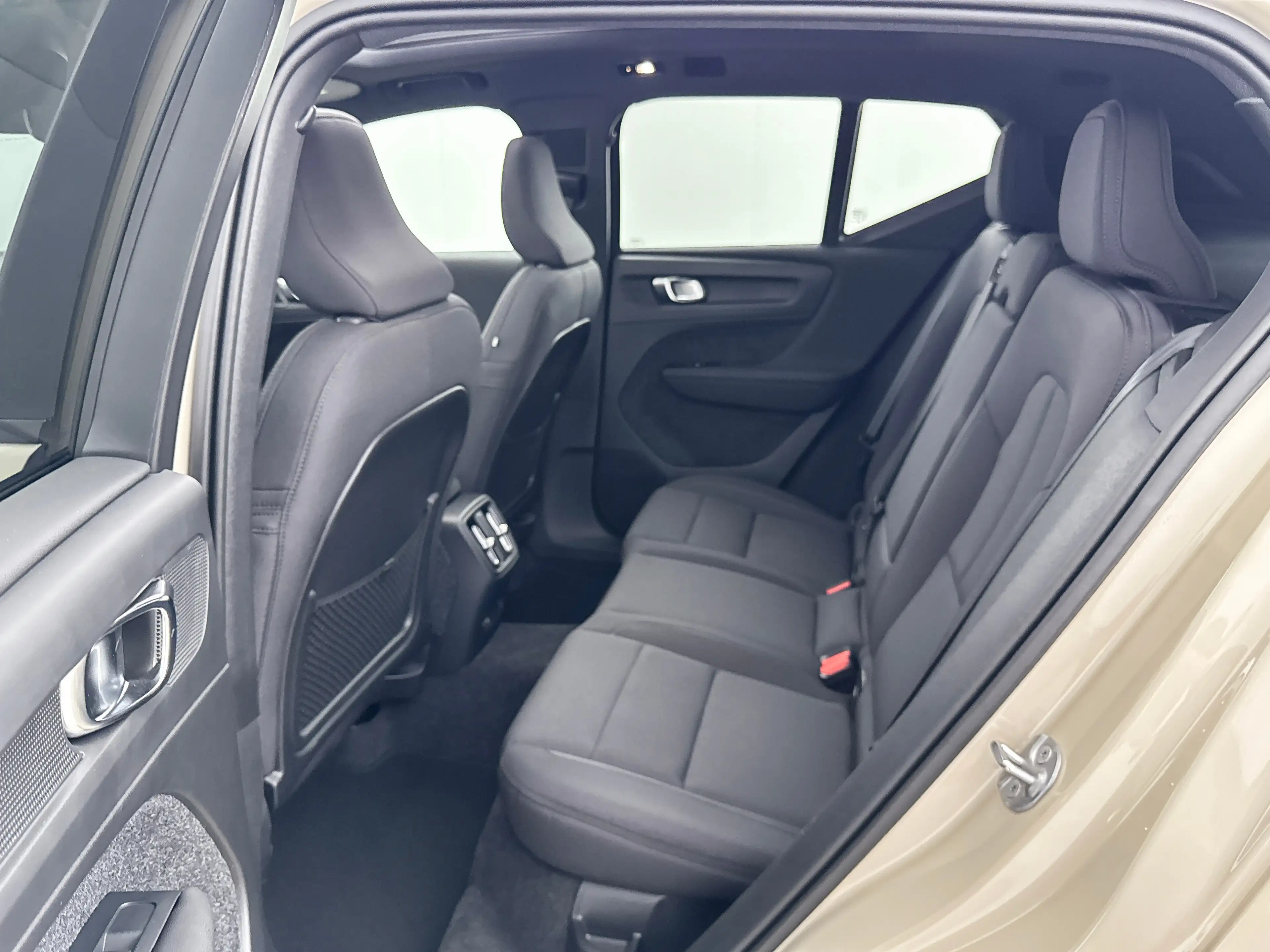 Volvo EX40 Single Motor Extended Range 82kWh Plus | 19" | Pan — photo 30