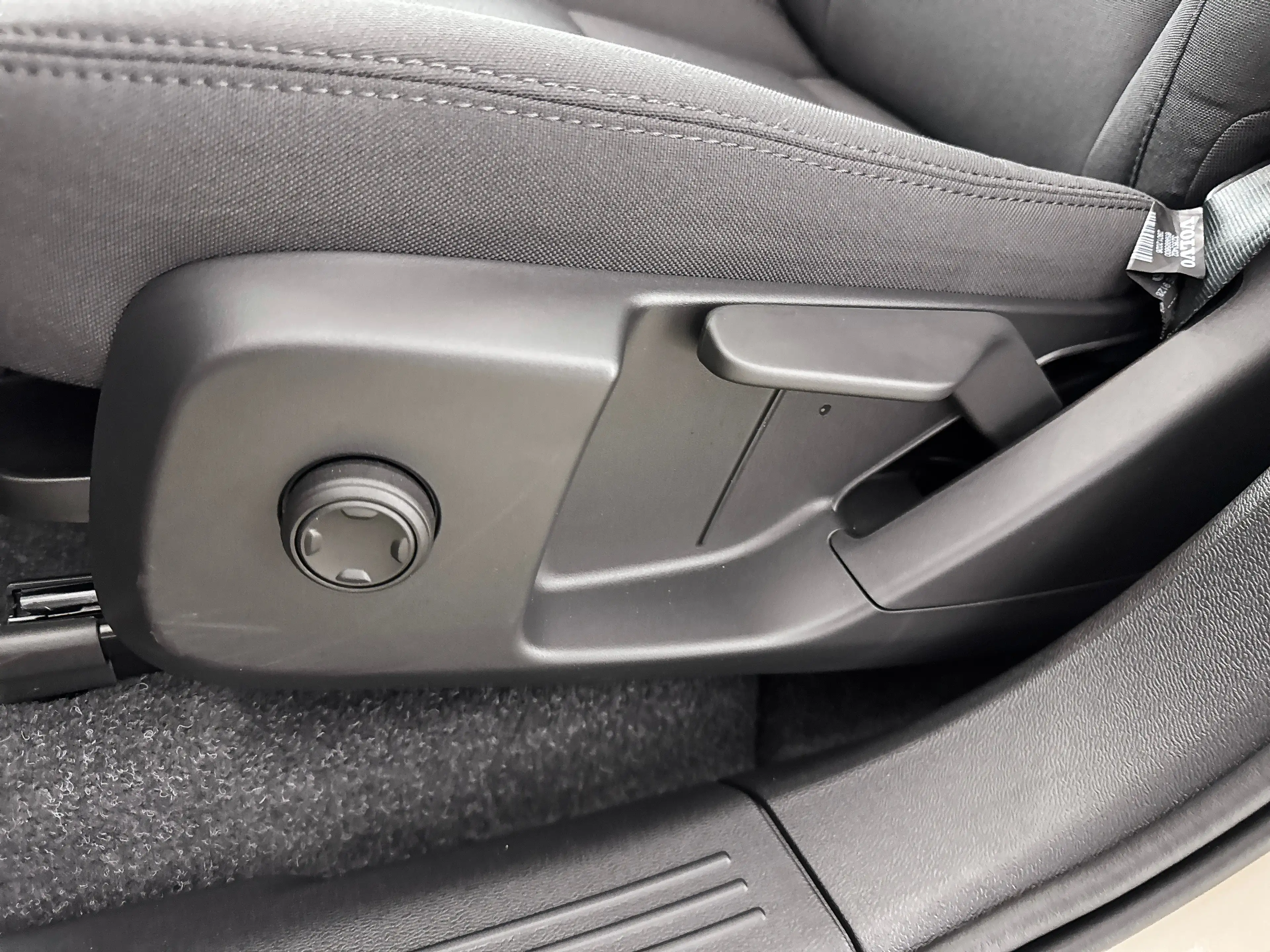 Volvo EX40 Single Motor Extended Range 82kWh Plus | 19" | Pan — photo 27