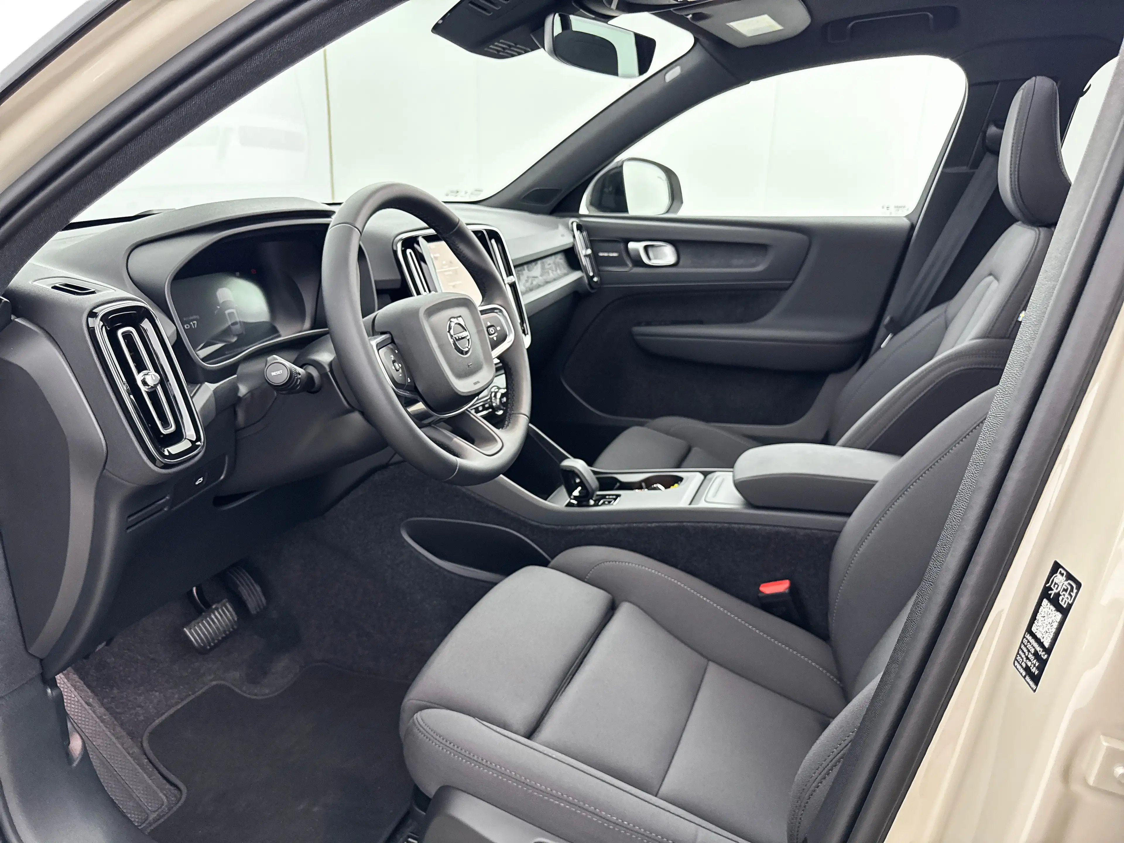 Volvo EX40 Single Motor Extended Range 82kWh Plus | 19" | Pan — photo 21