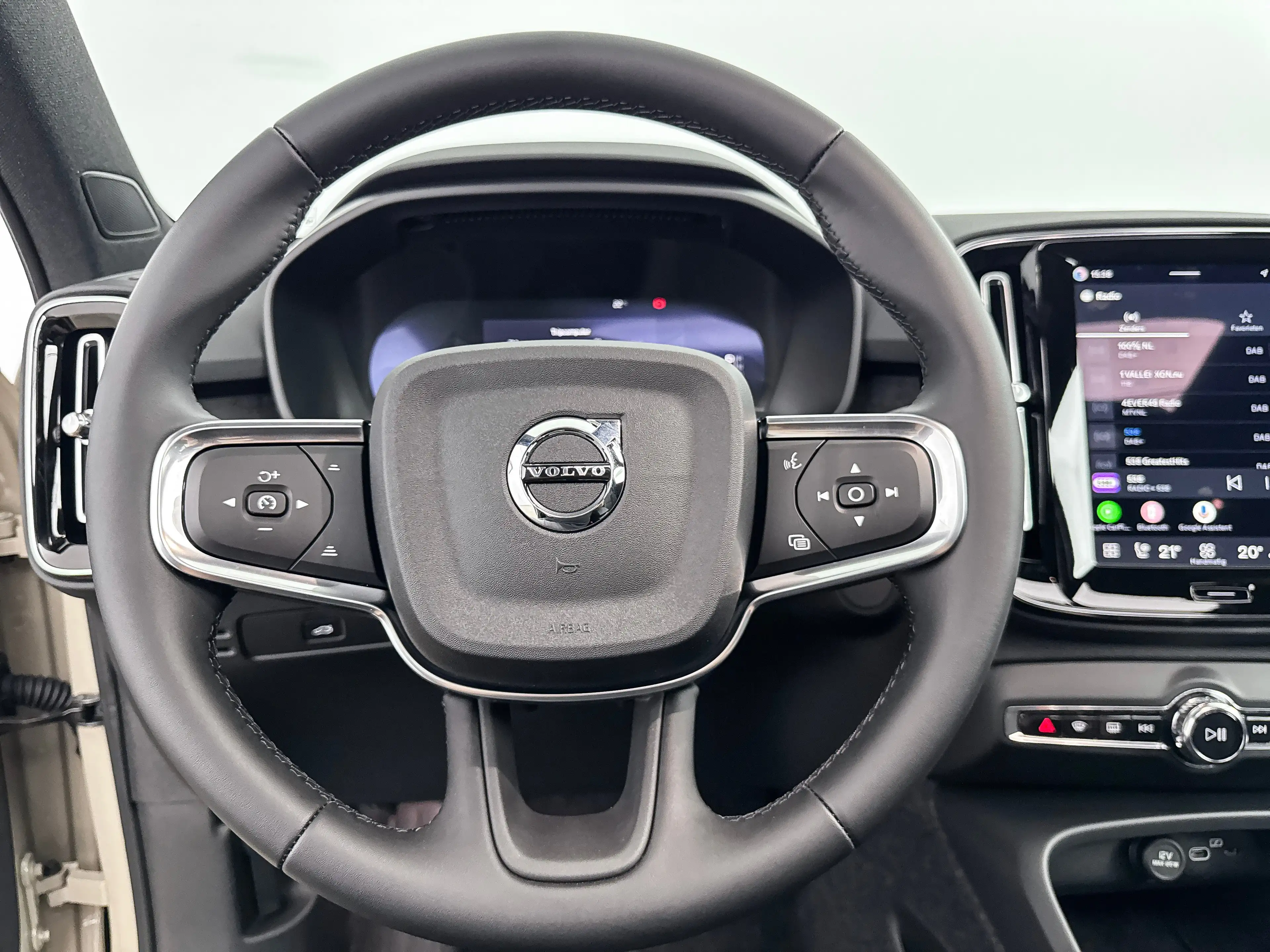Volvo EX40 Single Motor Extended Range 82kWh Plus | 19" | Pan — photo 9