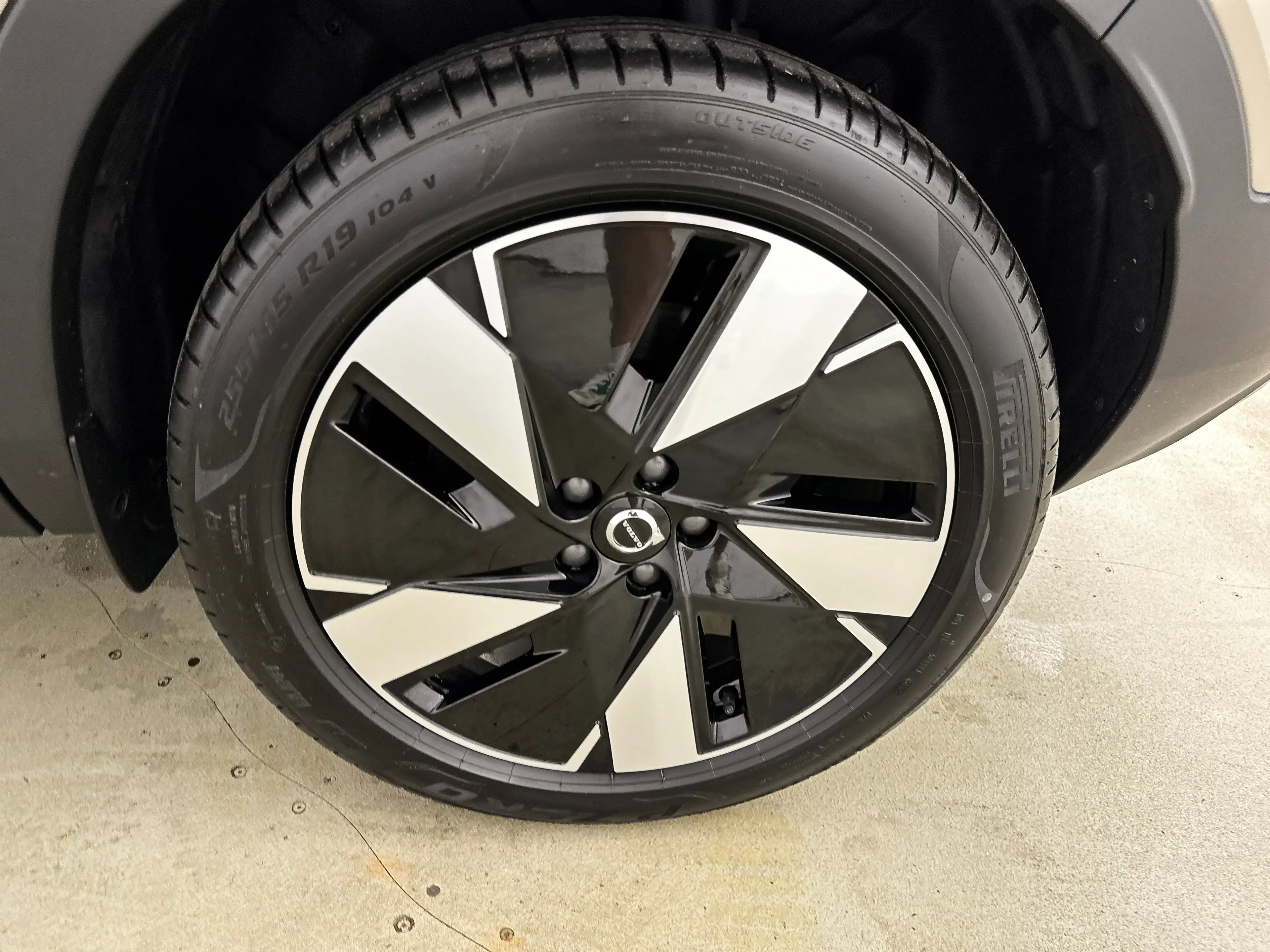 Volvo EX40 Single Motor Extended Range 82kWh Plus | 19" | Pan — photo 26