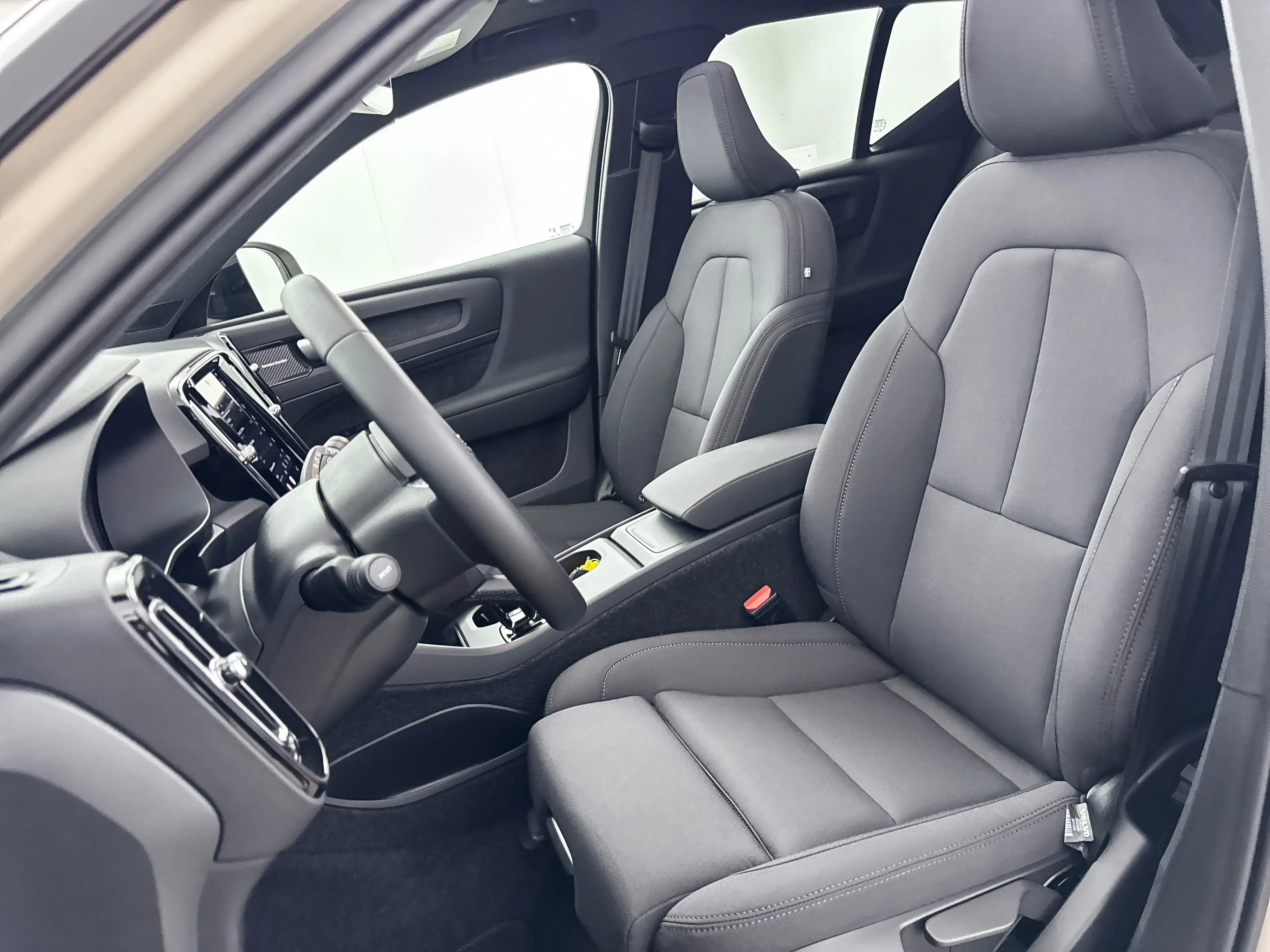 Volvo EX40 Single Motor Extended Range 82kWh Plus | 19" | Pan — photo 32