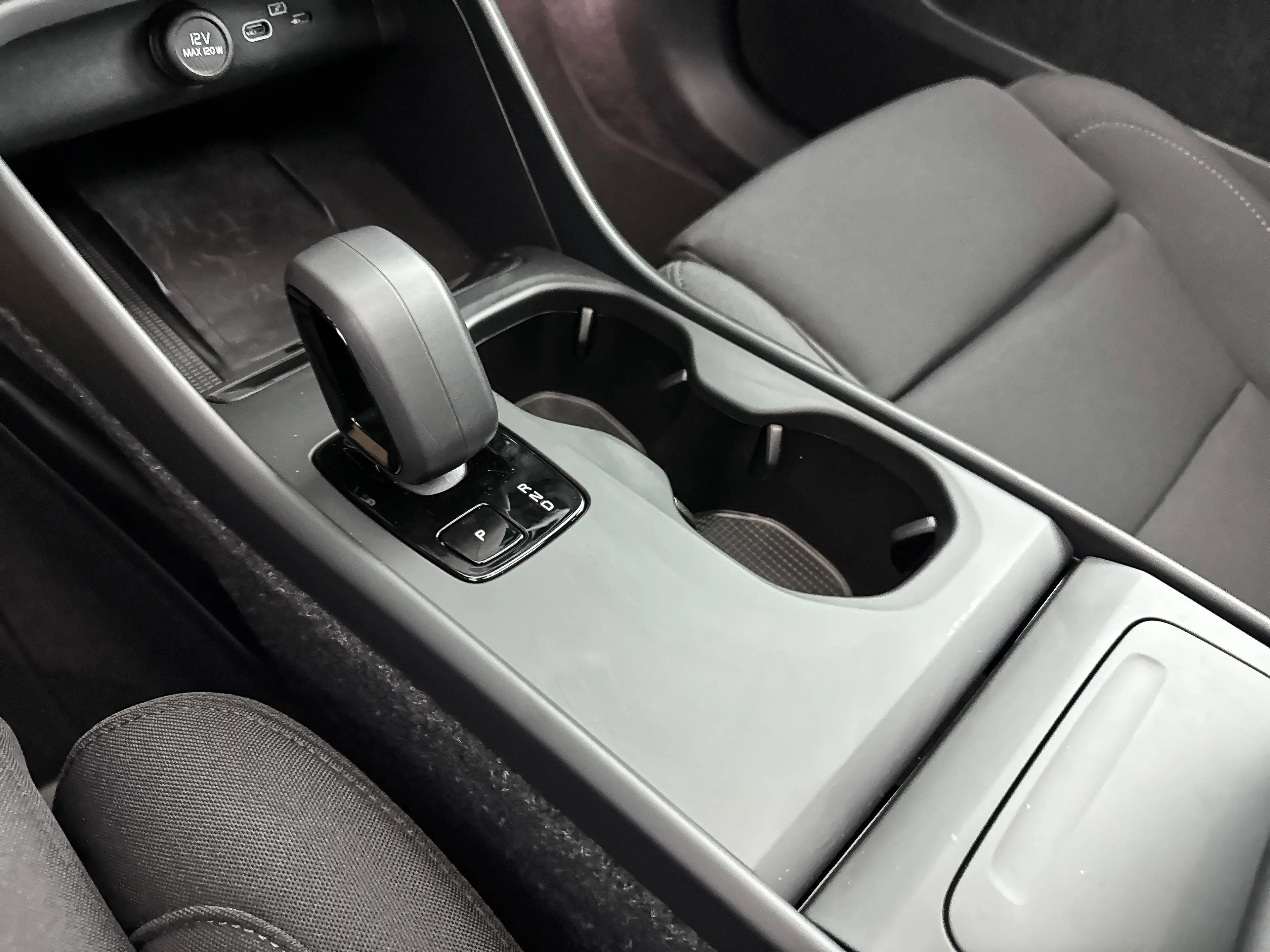 Volvo EX40 Single Motor Extended Range 82kWh Plus | 19" | Pan — photo 17