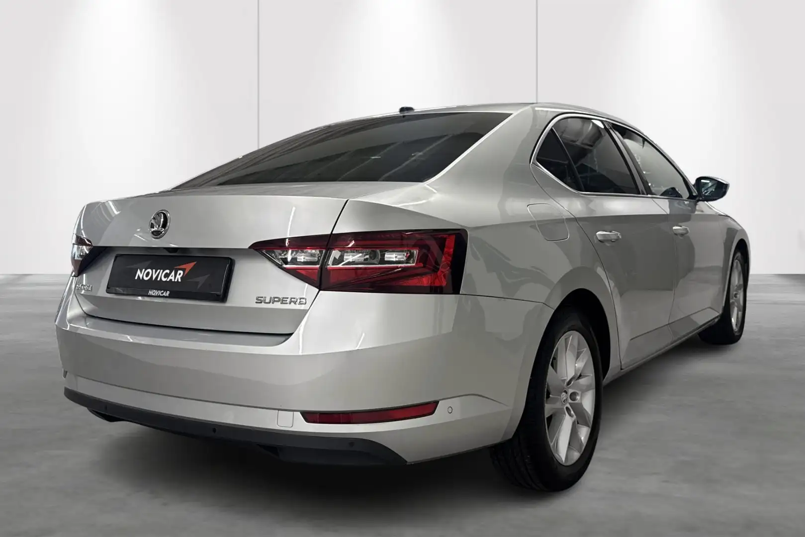 Skoda Superb 1.6 CRTDI 88kW DSG7 Style Argent - 2