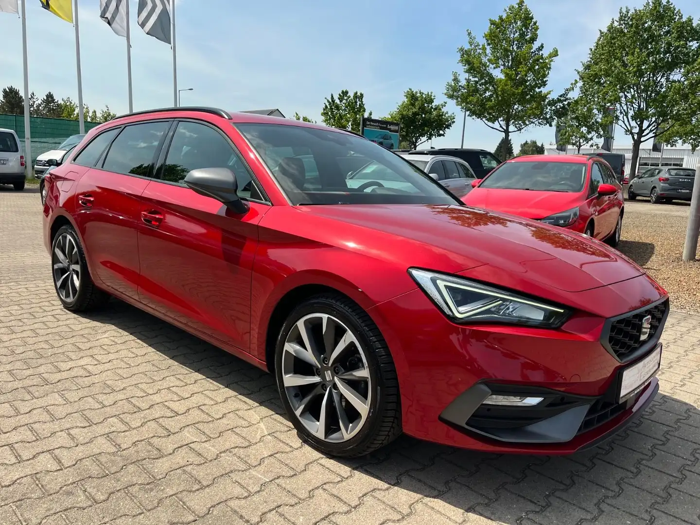 SEAT Leon 1.5 eTSI DSG Sportstourer FR Mild Hybrid Rot - 2