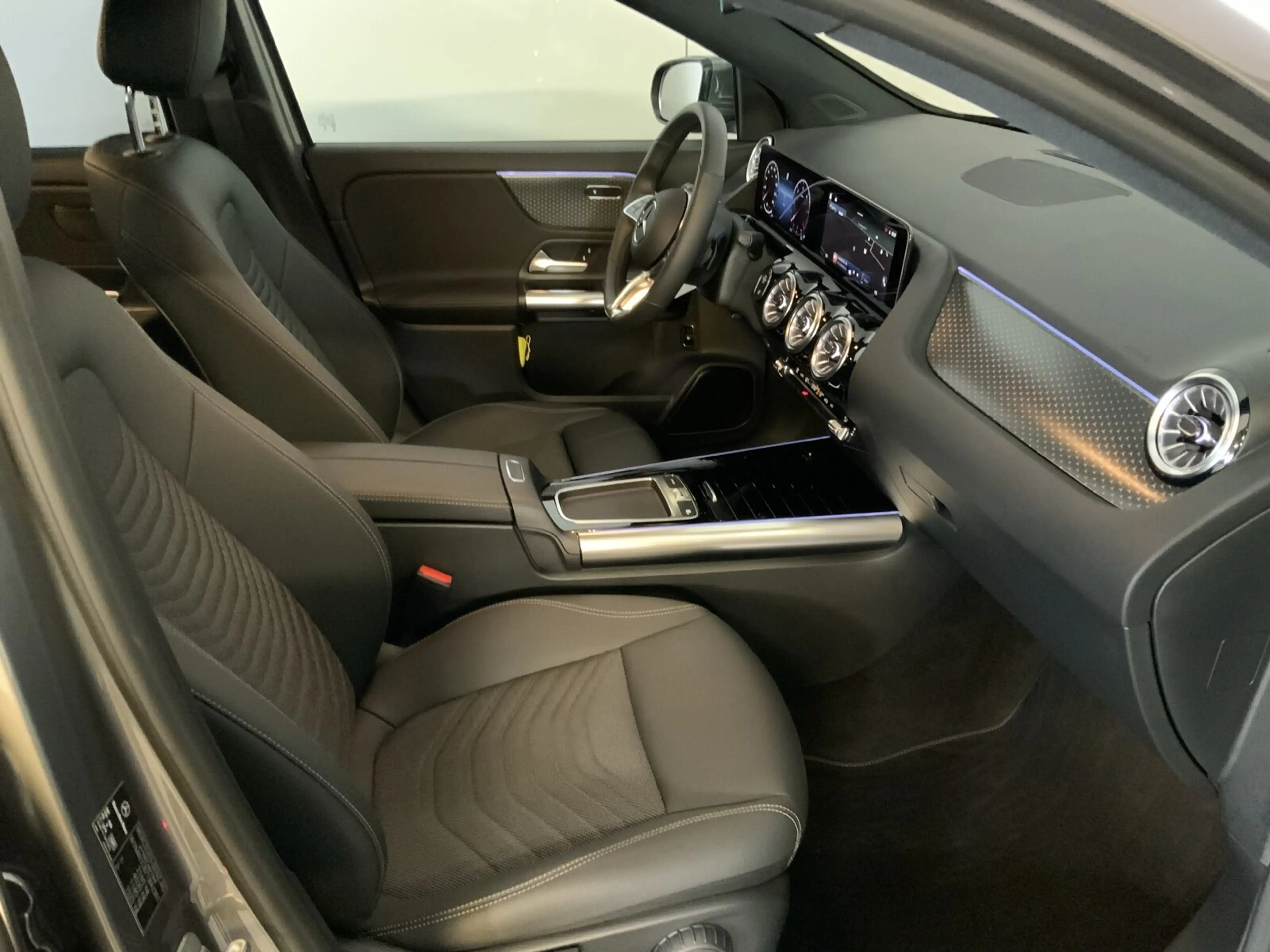 Mercedes-Benz GLA 200 GLA 200 d Progressive Multibeam Sound DISTRONIC — photo 14
