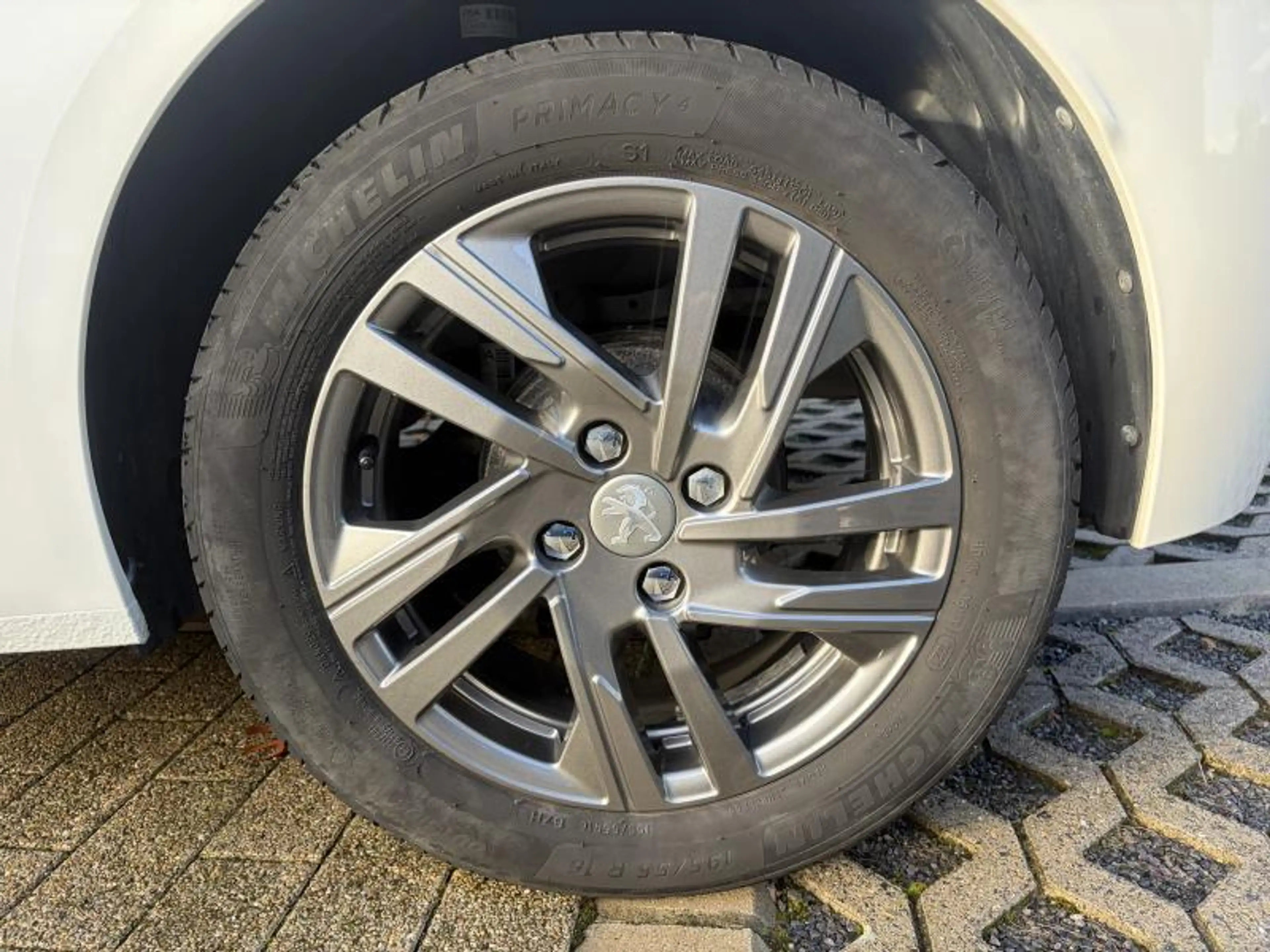 Peugeot 208 Style — photo 24