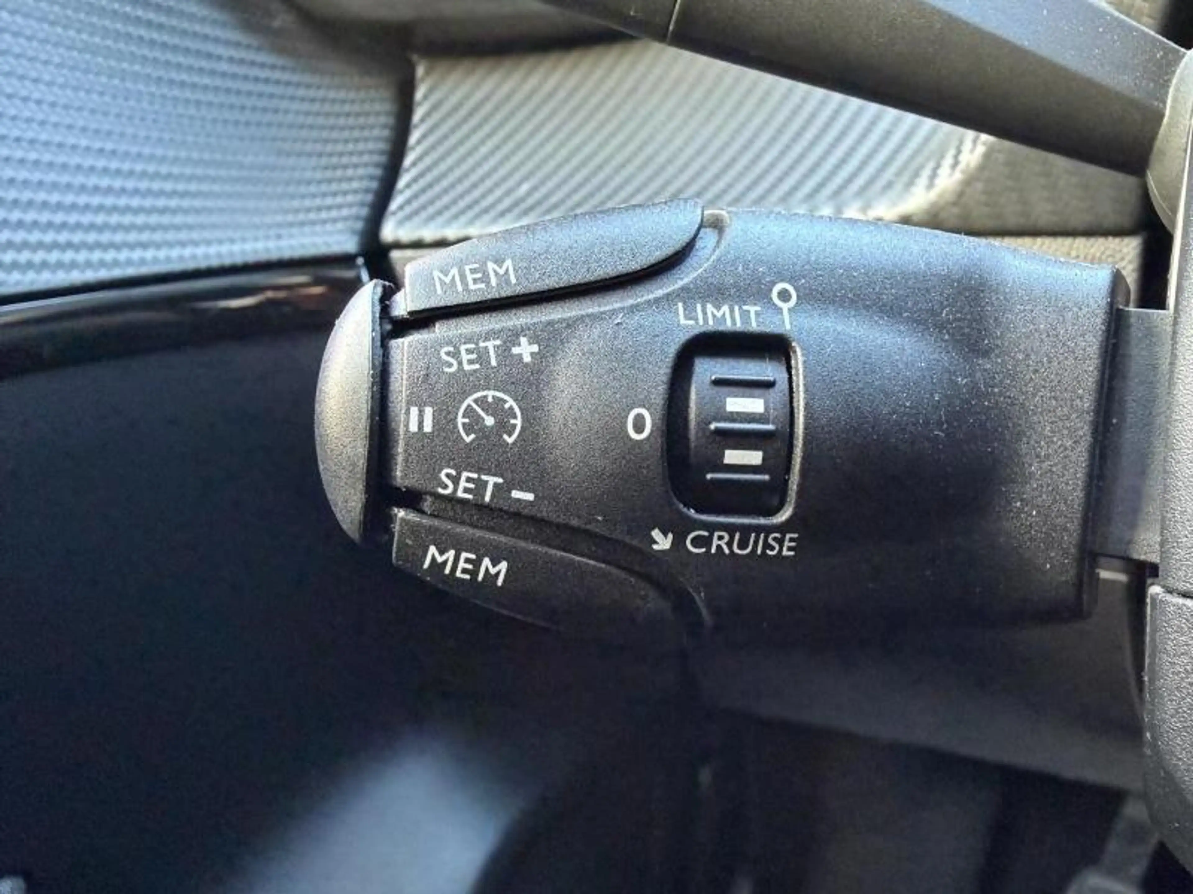 Peugeot 208 Style — photo 7