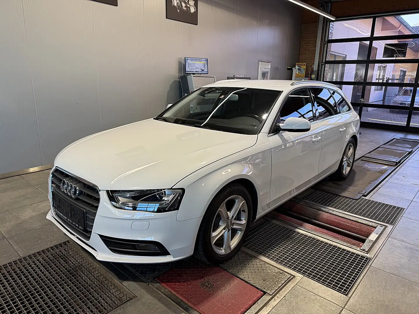 Audi A4 2.0 TDI Avant Sport Weiß - 1