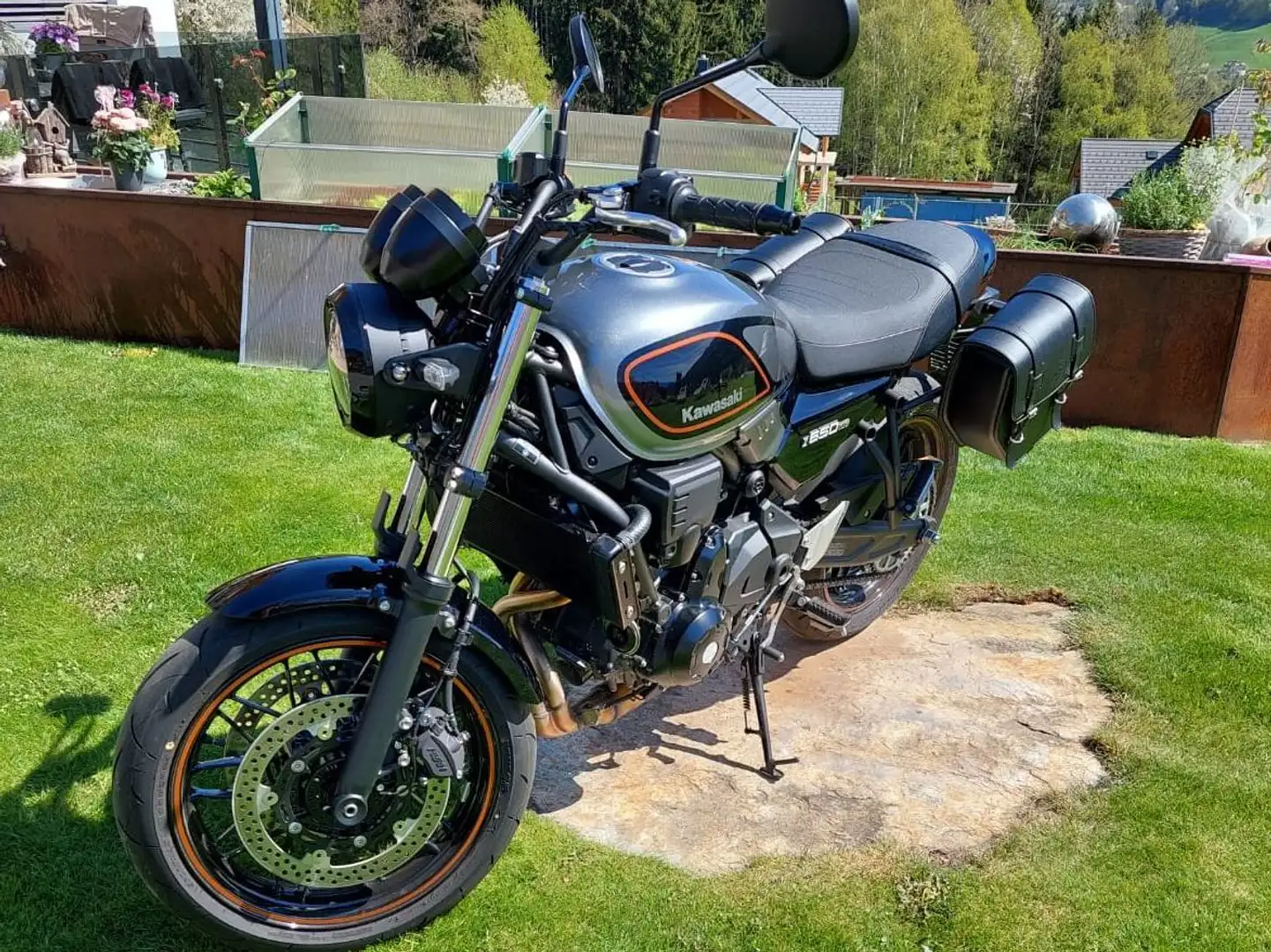 Kawasaki Z 650 RS Grau - 1