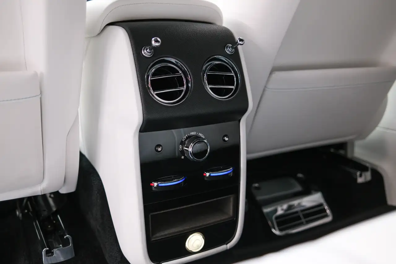 Rolls-Royce Cullinan снимка Rolls-Royce Cullinan