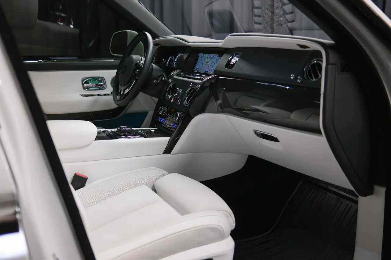 Rolls-Royce Cullinan снимка Rolls-Royce Cullinan