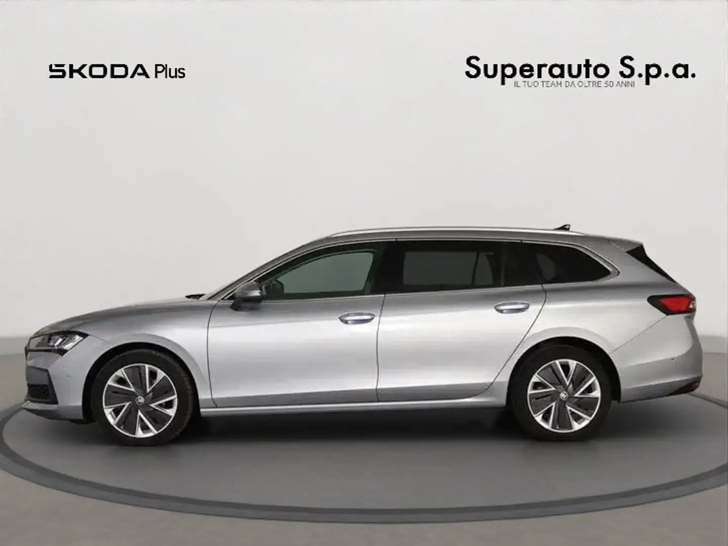 Skoda Superb 2.0 TDI DSG Wagon Selection Stříbrná - 2