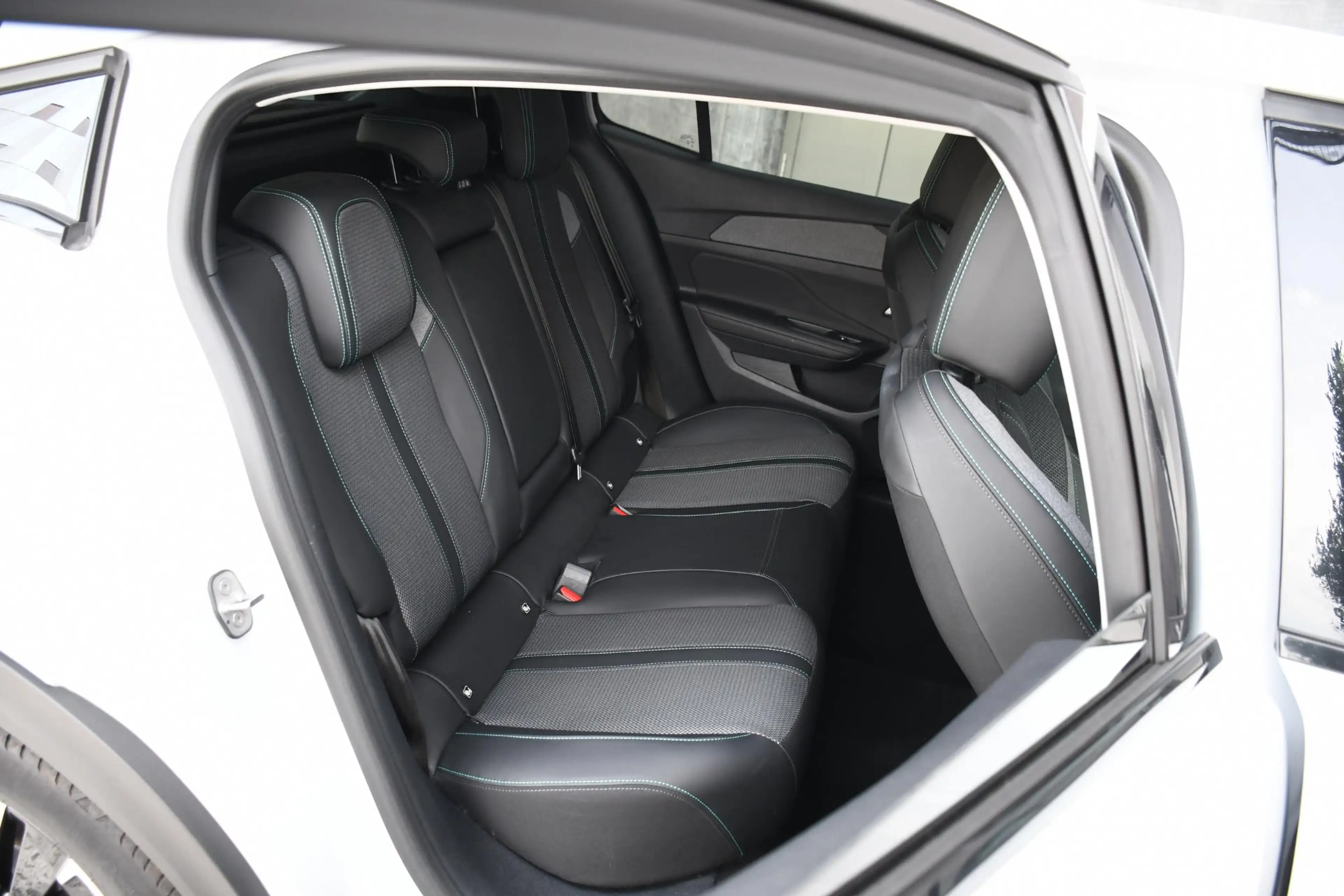 Peugeot 408 Allure 1.2 Hybrid 145pk Automaat ADAPT. CC | 19''L — photo 11