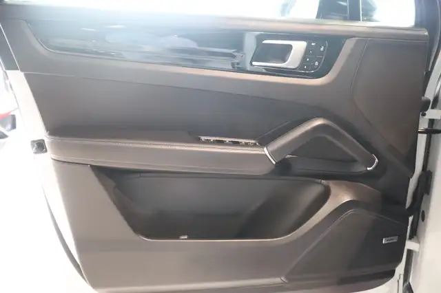 Porsche Cayenne view 14